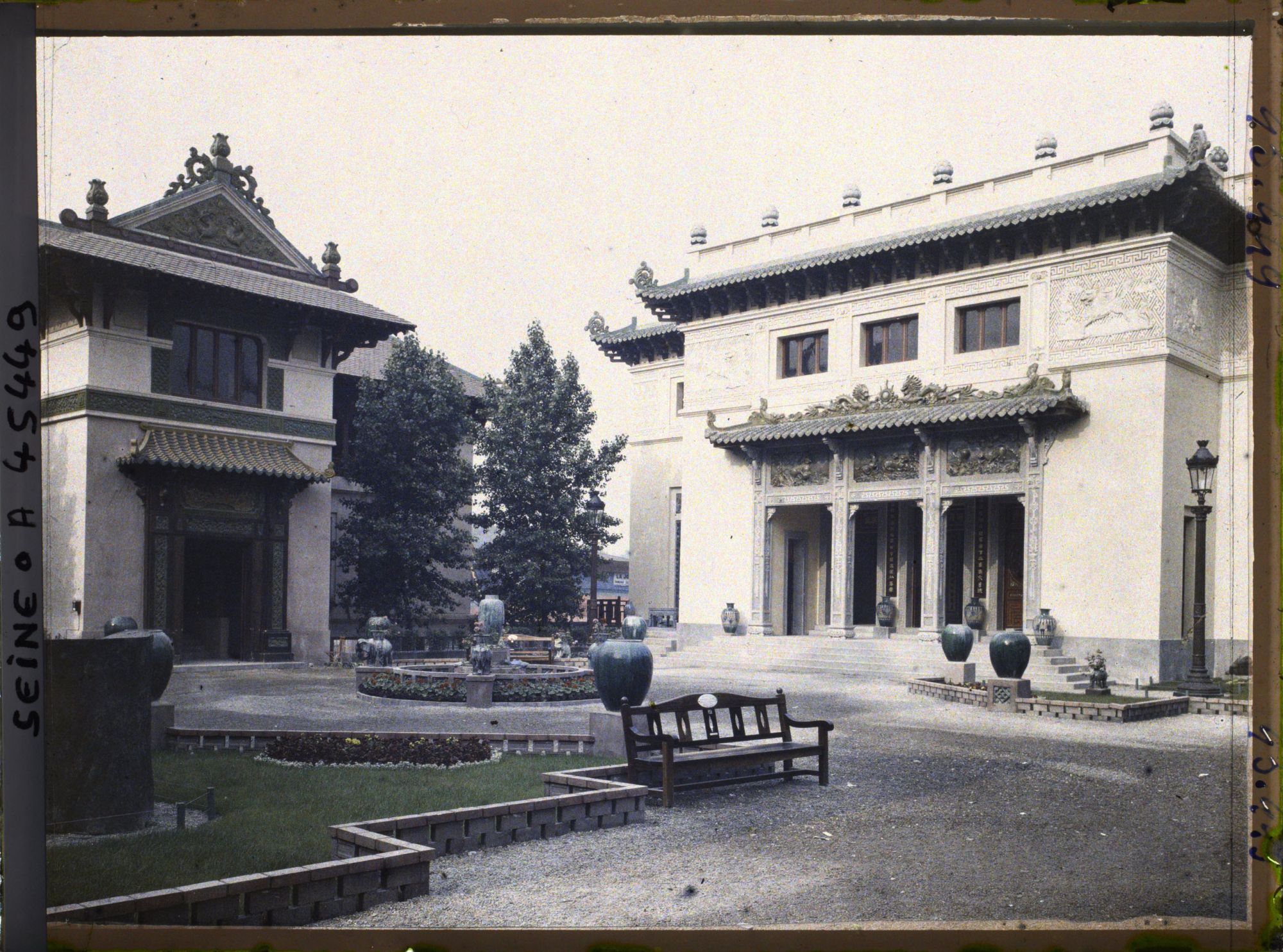 Image représentant L'Exposition des arts décoratifs, Pavillon de l'Indochine, entre le cours Albert 1er et les berges de Seine