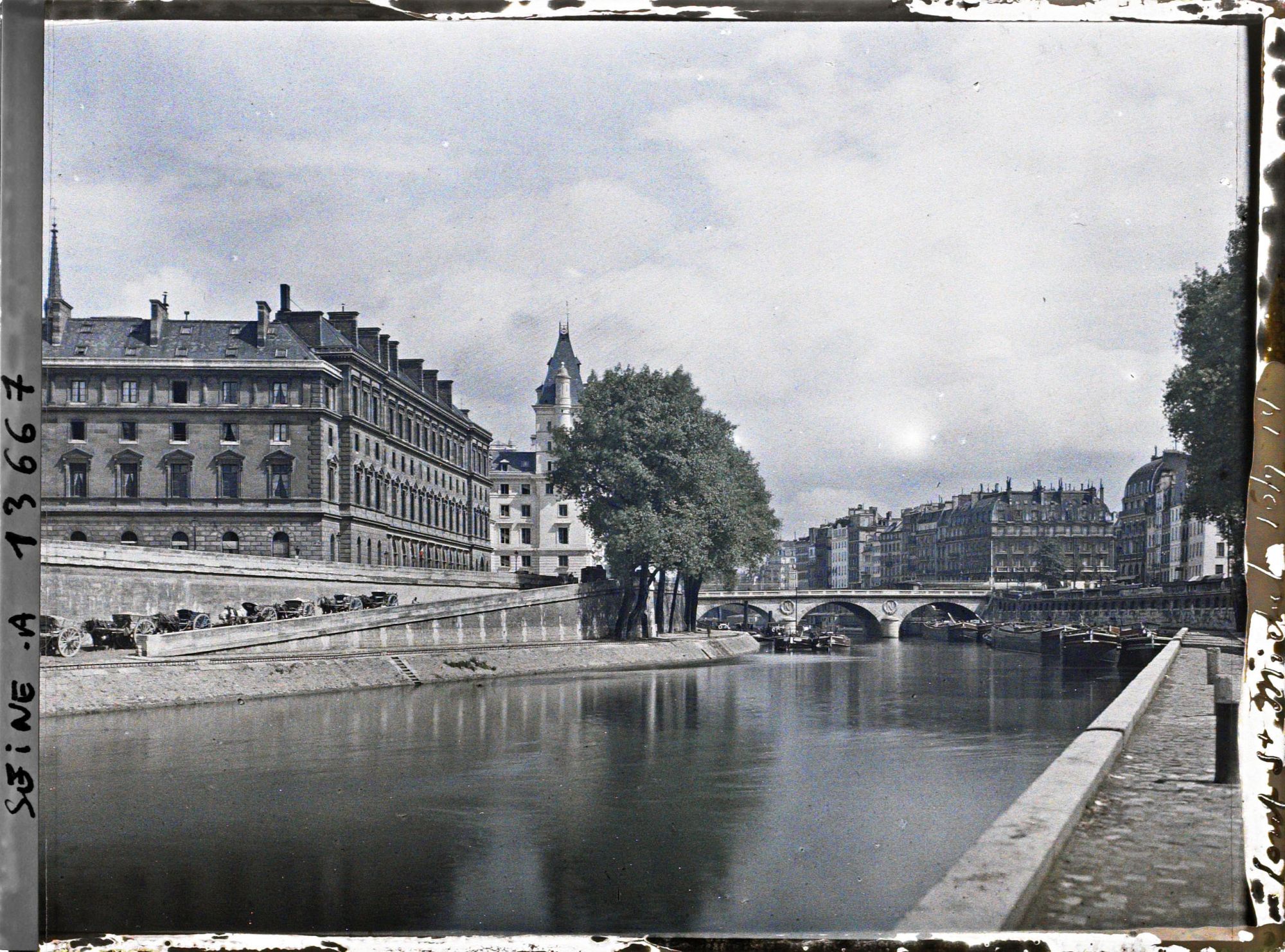 Image représentant Le pont Saint-Michel et le quai des Orfèvres vus du port des Grands Augustins