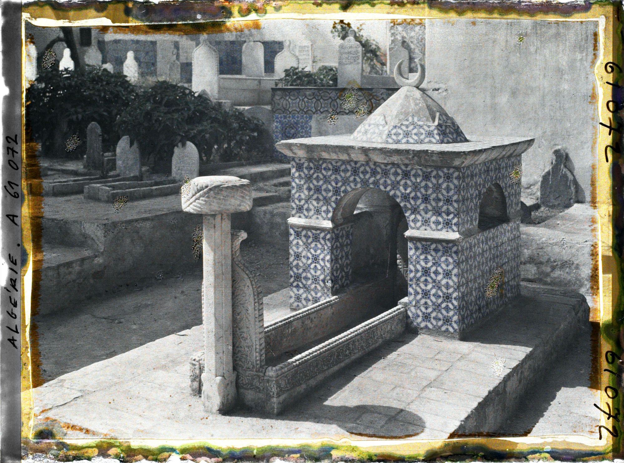 Image représentant La tombe d'un saint personnage dans le cimetière de la mosquée de Sidi Abd-er-Rhamane