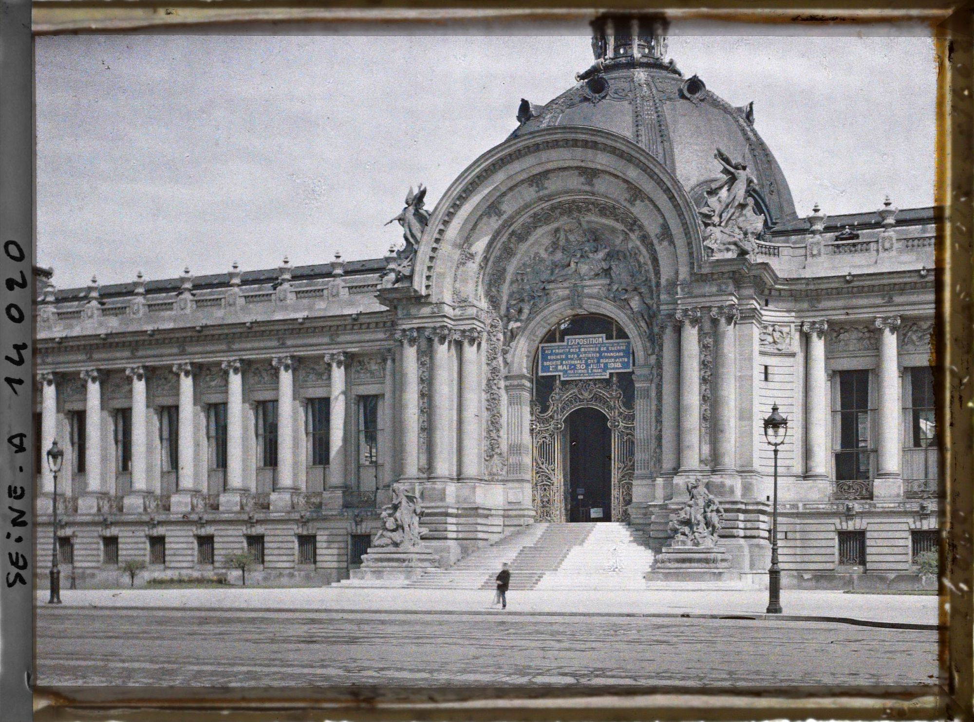 Image représentant Le Petit Palais, entrée de l'exposition au profit des œuvres de guerre, Société des artistes français et Société nationale des Beaux-Arts du 1er mai au 30 juin 1918