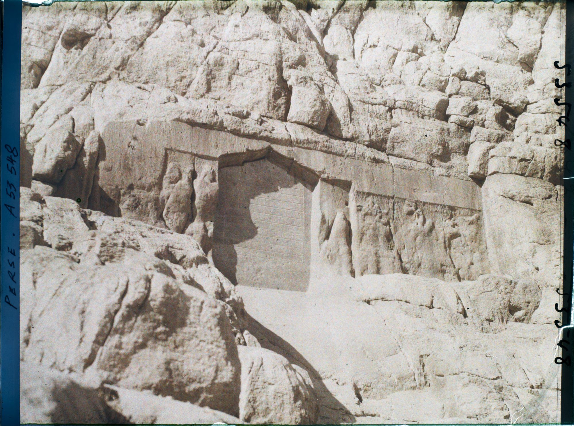 Image représentant Deux bas-reliefs d'époque parthe, celui de gauche est recouvert par une inscription persane (donation du Sheikh Ali Khan Zangana au 17e siècle)