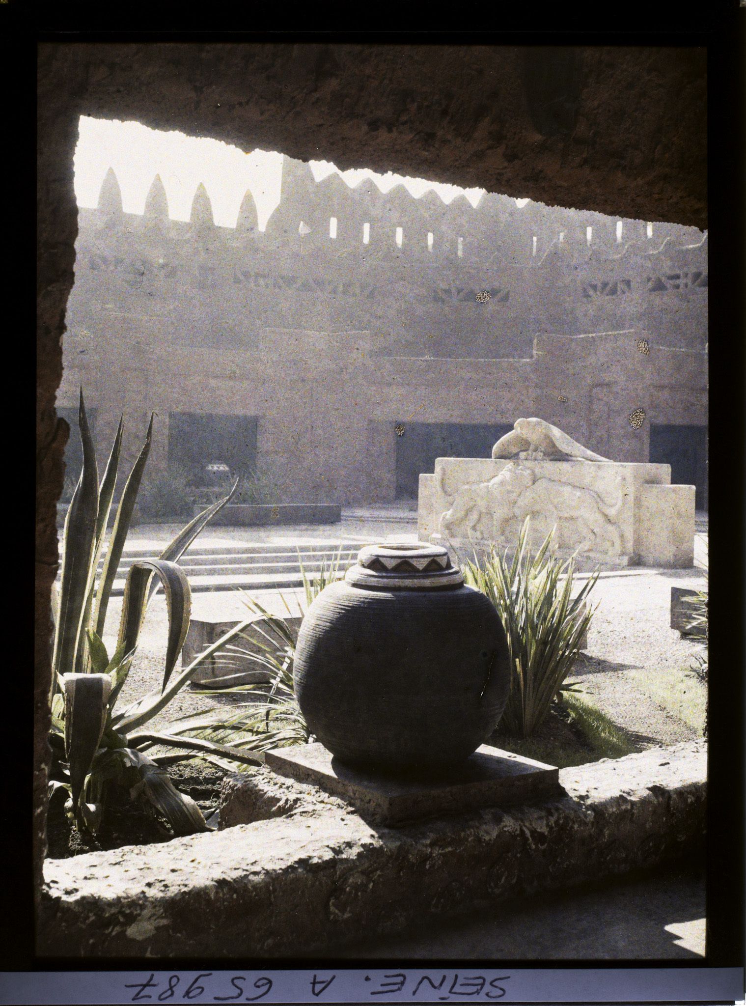 Image représentant L'Exposition Coloniale Internationale de 1931, la cour du palais de l'A.O.F. et la Fontaine des lions