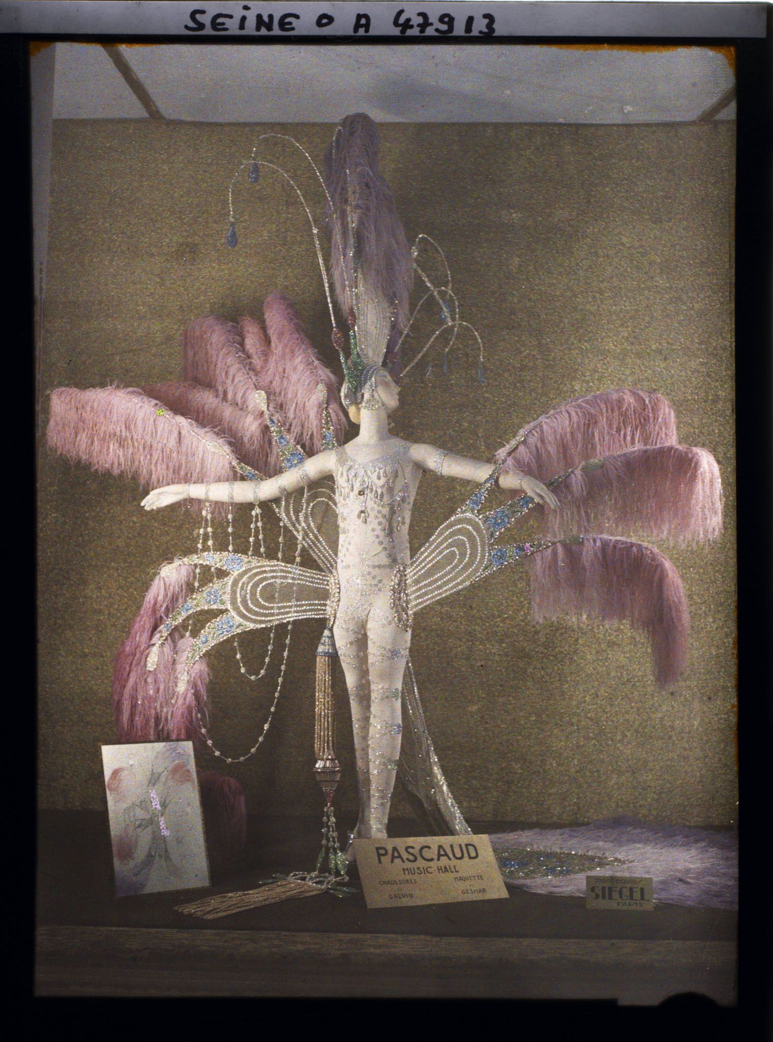 Image représentant L'Exposition des arts décoratifs, Costumes de scène, classe 25, théâtre, dans le Grand Palais