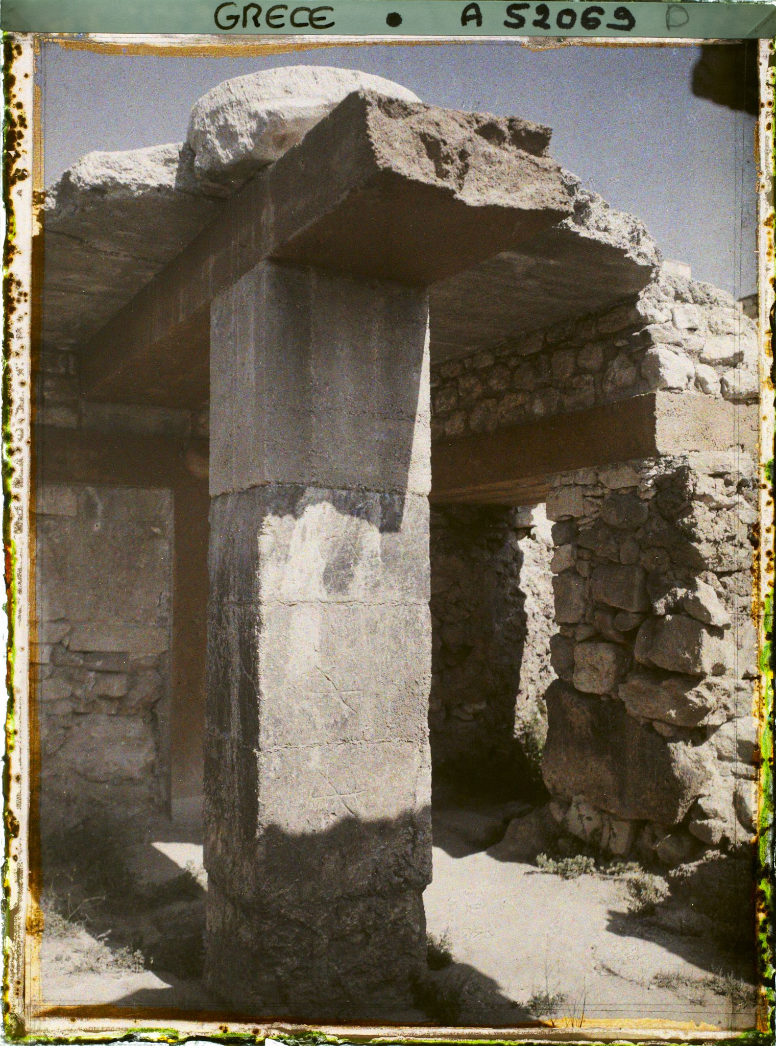 Image représentant Dans l'aile orientale du Palais, sur pilier quadrangulaire d'une crypte du sanctuaire orné des symboles de la double hache