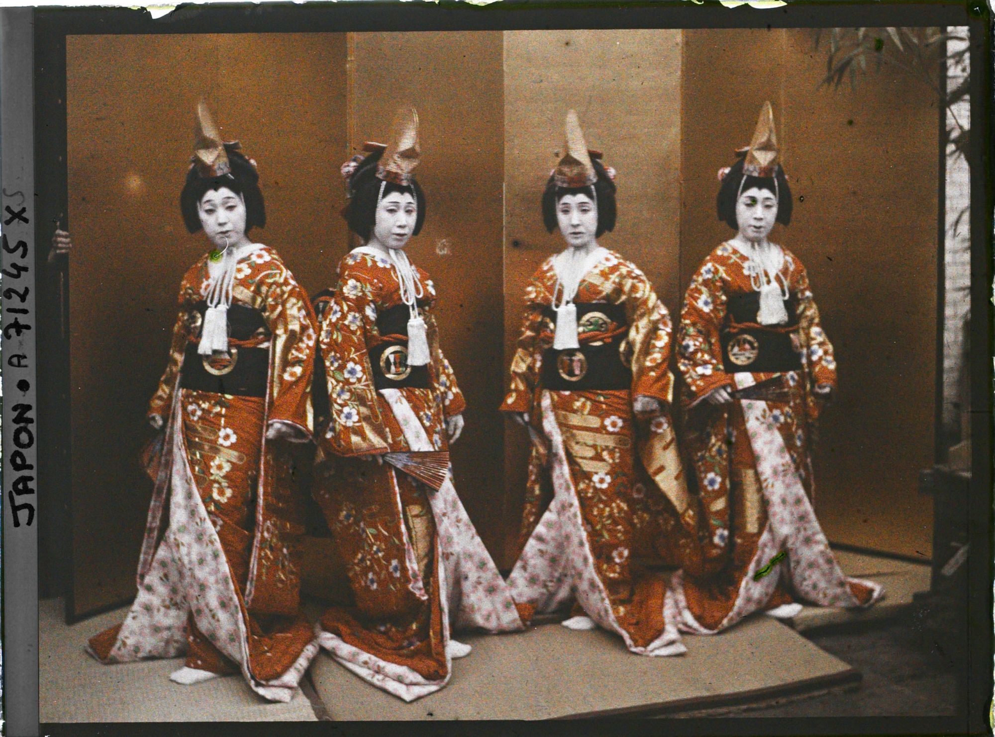 Image représentant Quatre femmes en costumes de théâtre kabuki
