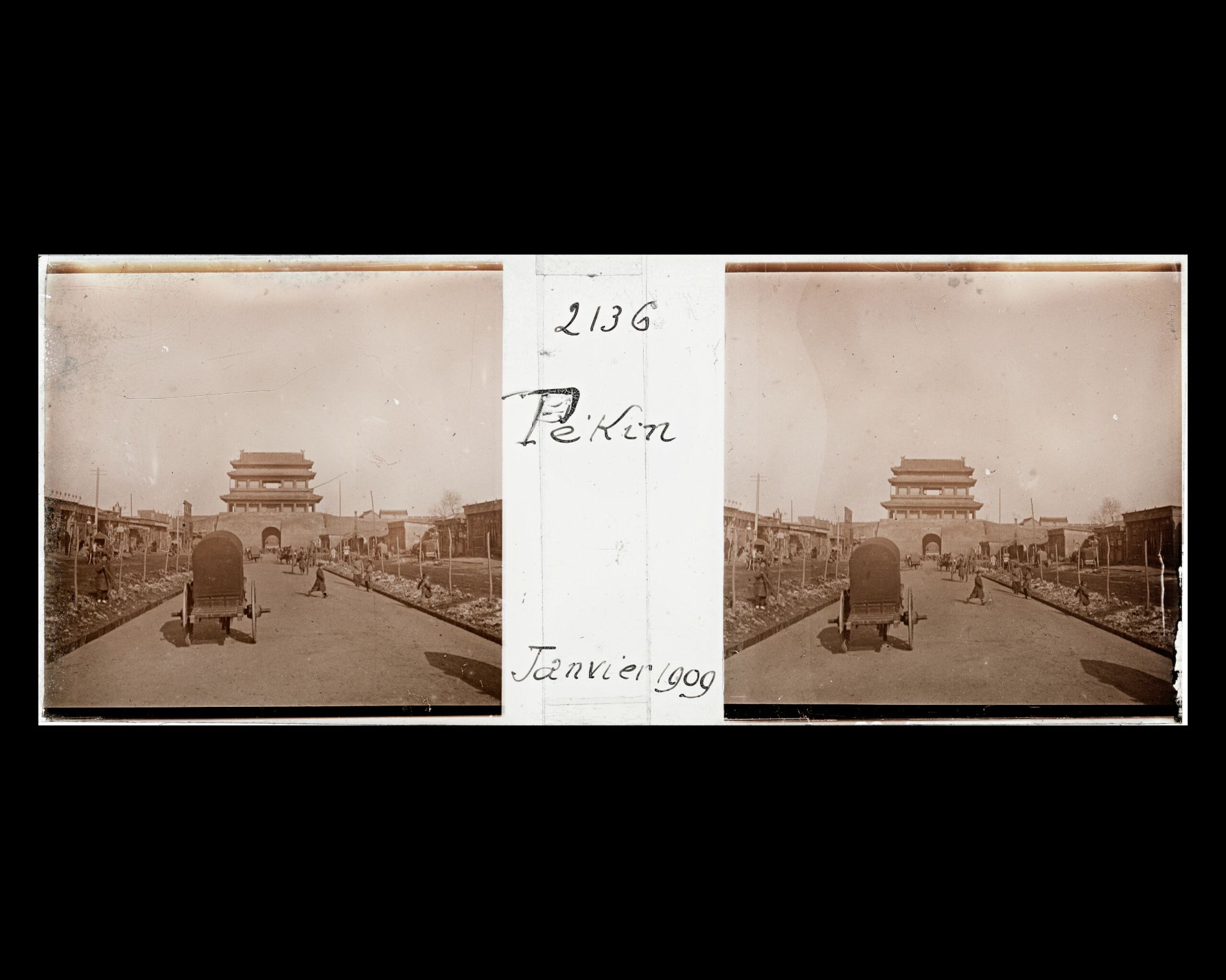 Image représentant Andingmen dajie ("avenue de la Porte de la Stabilité Sereine") avec Andimen ("porte de la Stabilité Sereine"), à l'arrière plan