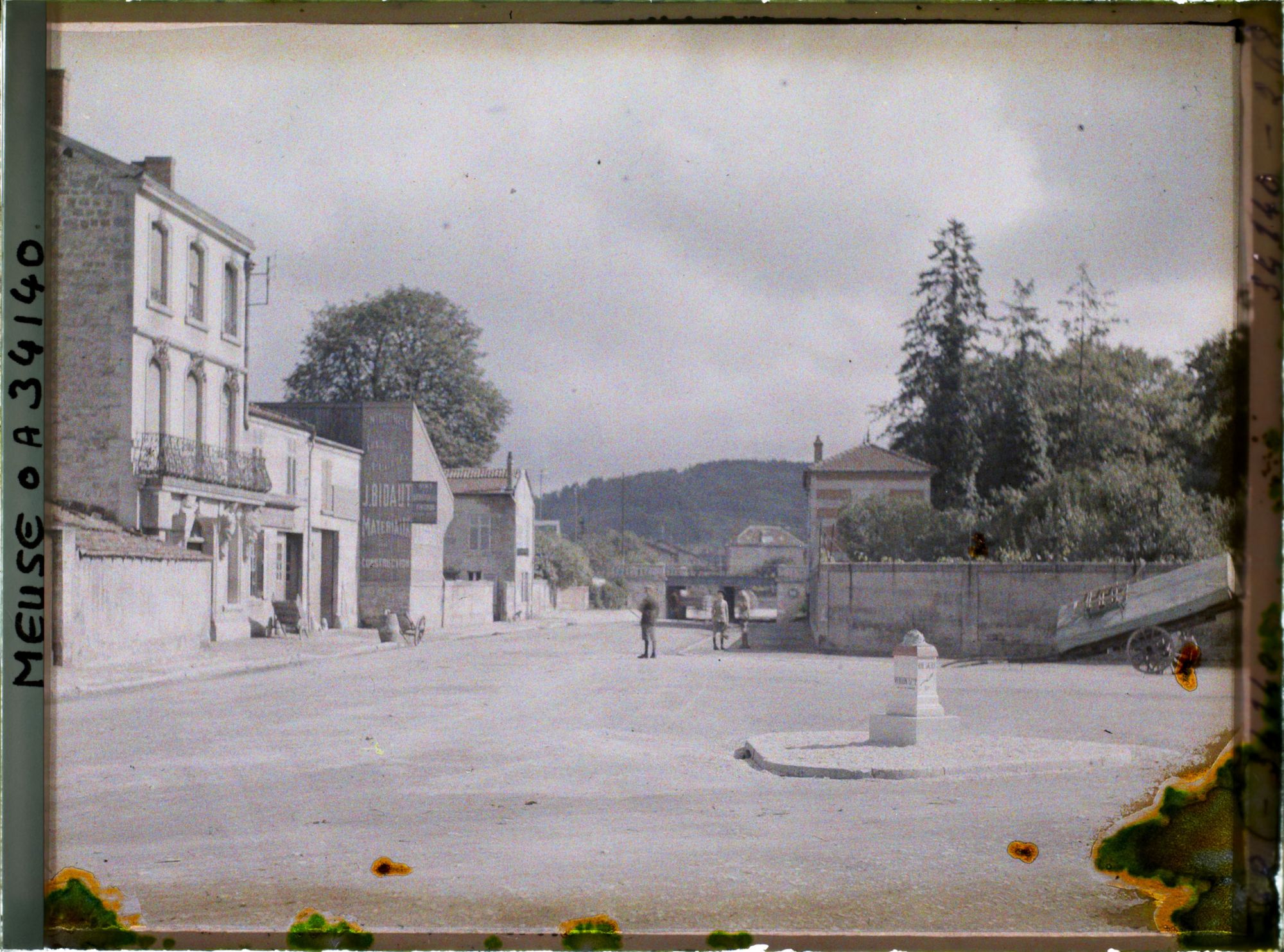 Image représentant France, Bar-le-Duc, L'entrée de la voie Sacrée et la première borne