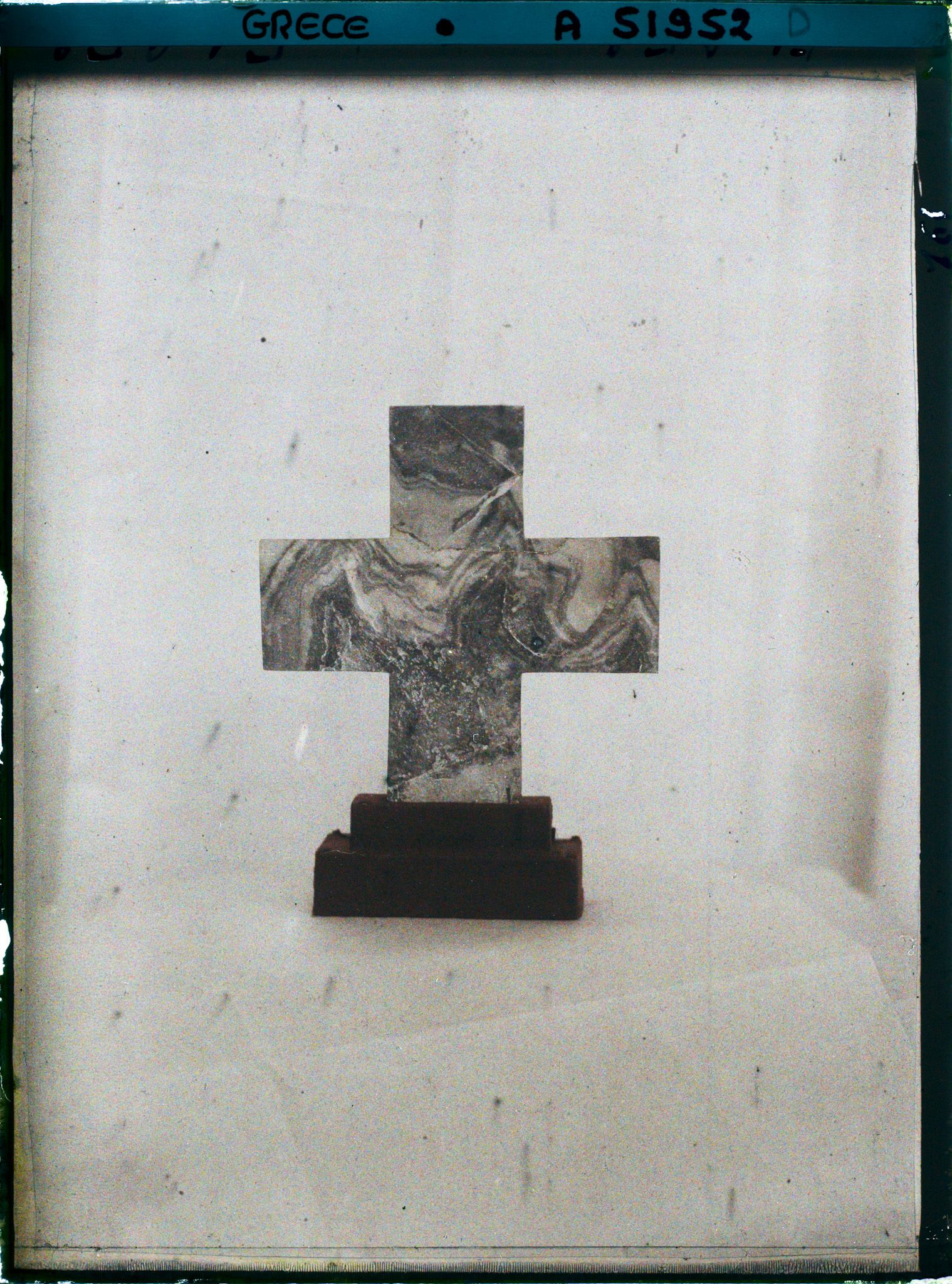 Image représentant Musée archéologique - Croix en marbre (décoration de coffret) provenant de Cnossos