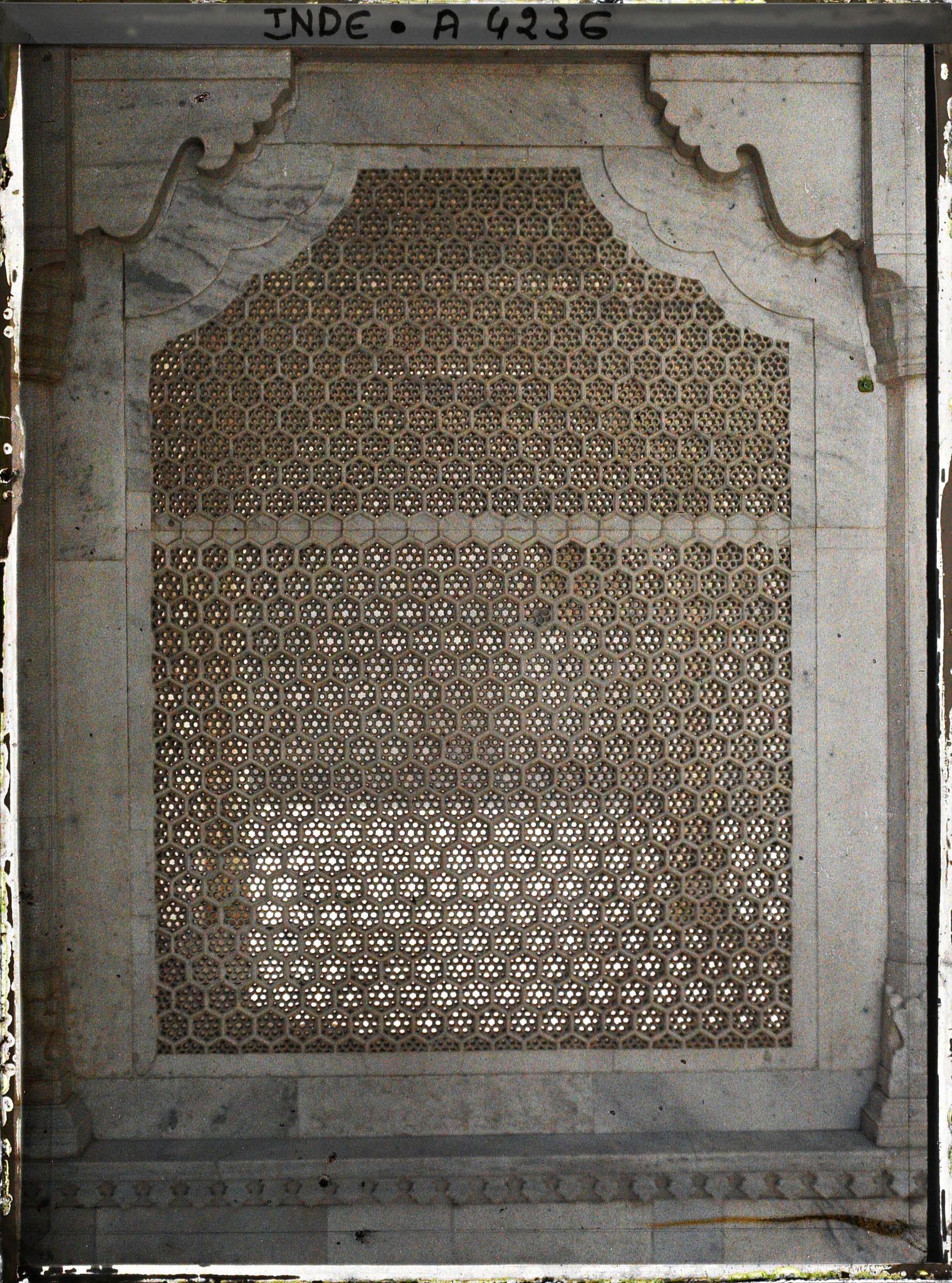 Image représentant Un écran de marbre ajouré (jali) dans le fort Rouge (Lal Qila)