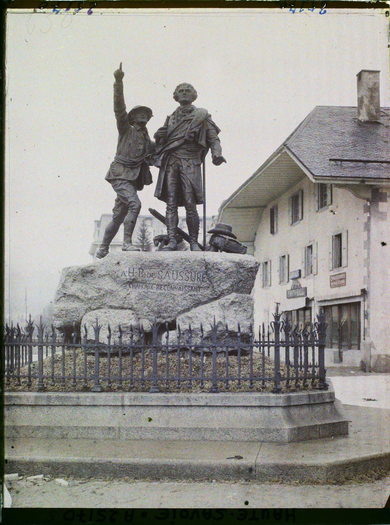 Image représentant France Les Alpes, Chamonix, Chamonix - Monument à de Saussure et à son guide Jacques Balmat