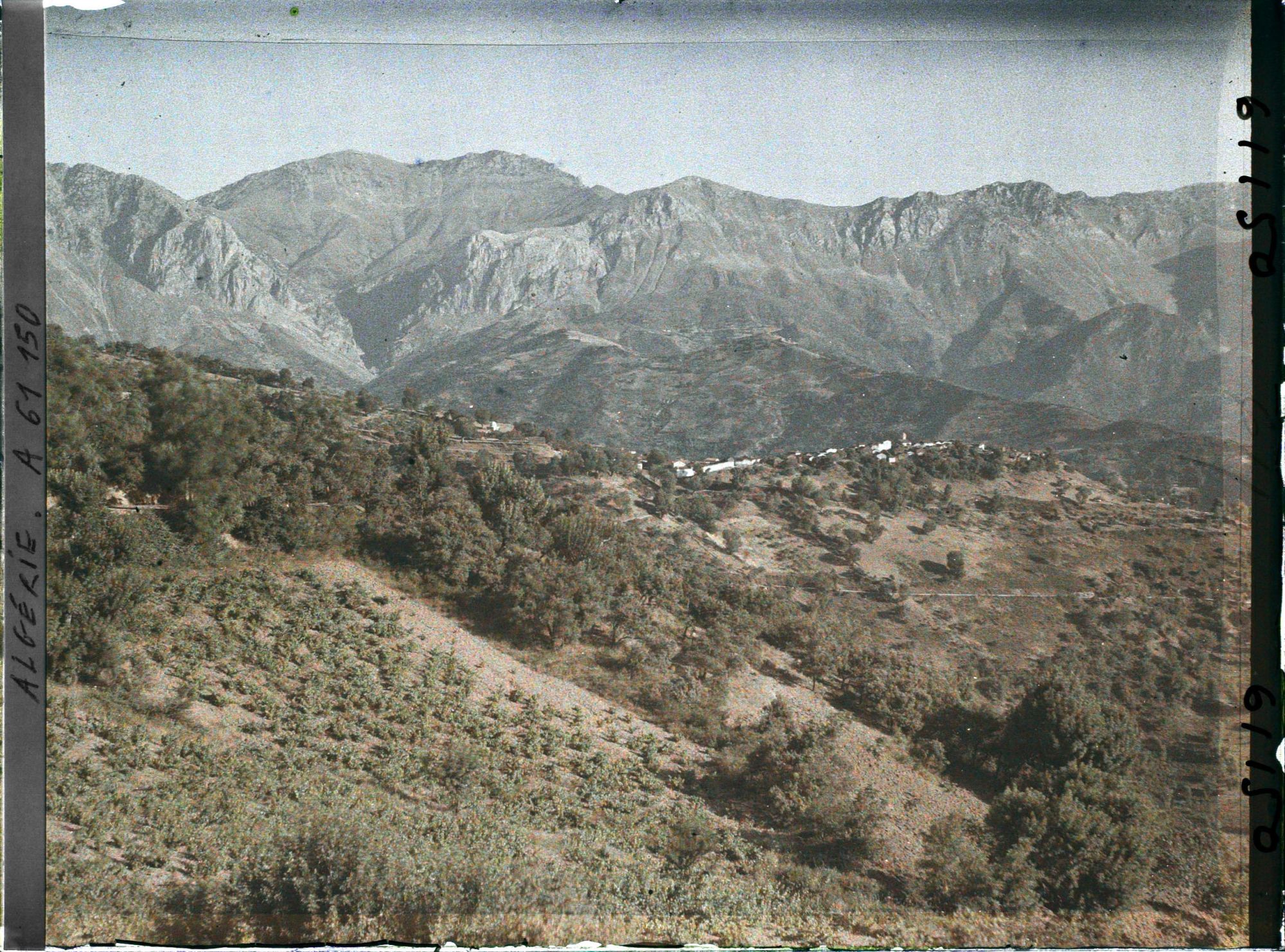 Image représentant Vue vers les crêtes de l'Azerou Tidjer et du village de Taourirt Amokrane