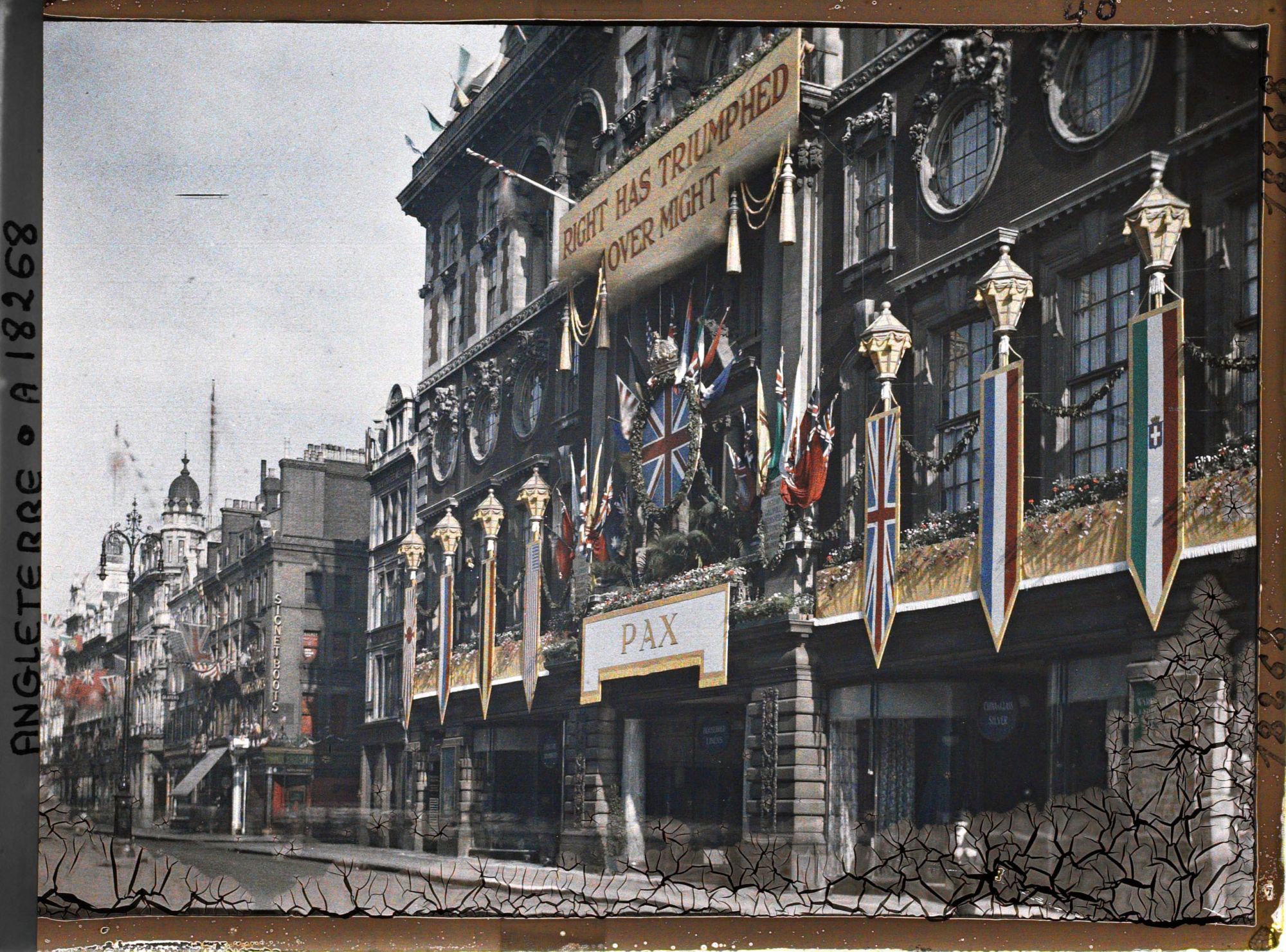 Image représentant la boutique Waring & Gillow décorée sur Oxford street à l'occaion de la commémoration de la Première Guerre Mondiale