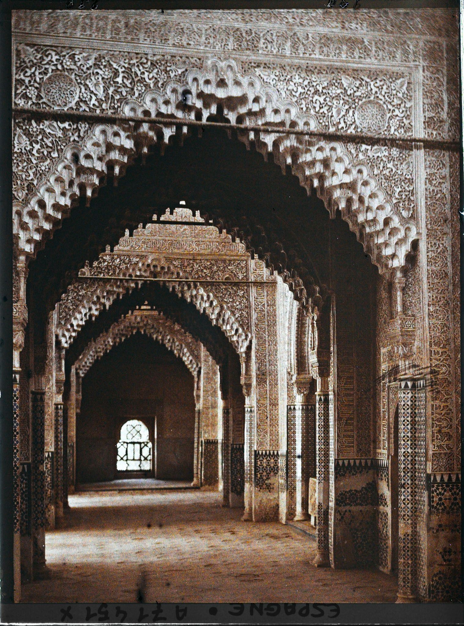 Image représentant Alhambra : salle de los Reyes de la cour des Lions dans les palais Nasrides