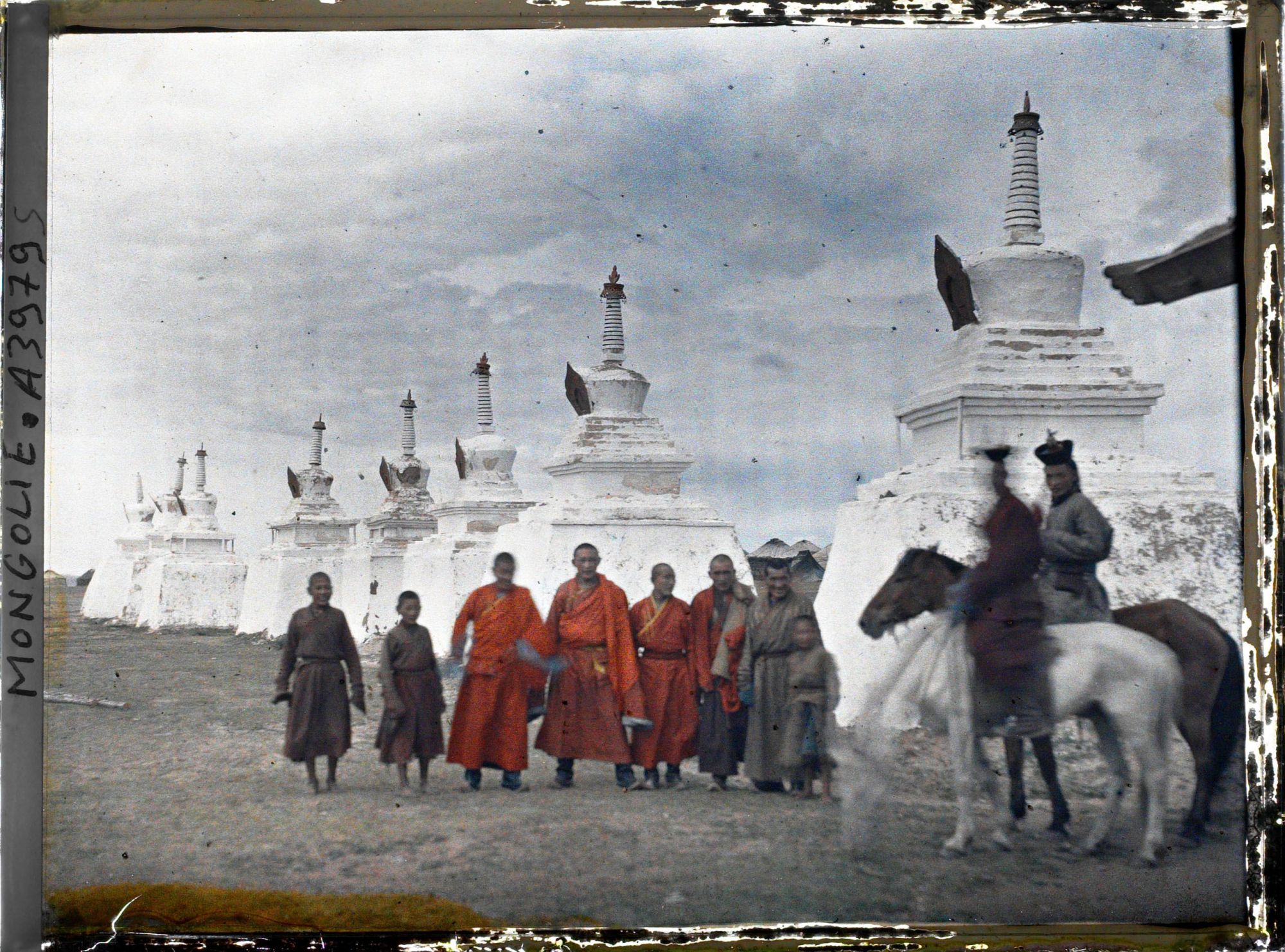 Image représentant Un groupe de lamas près de l'alignement de stupa situé en bordure du quartier monastique de Gandan