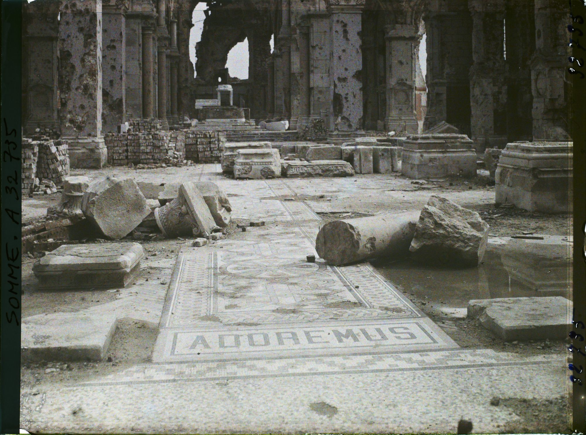 Image représentant France, Albert, Intérieur de la nef déblayée de la Basilique