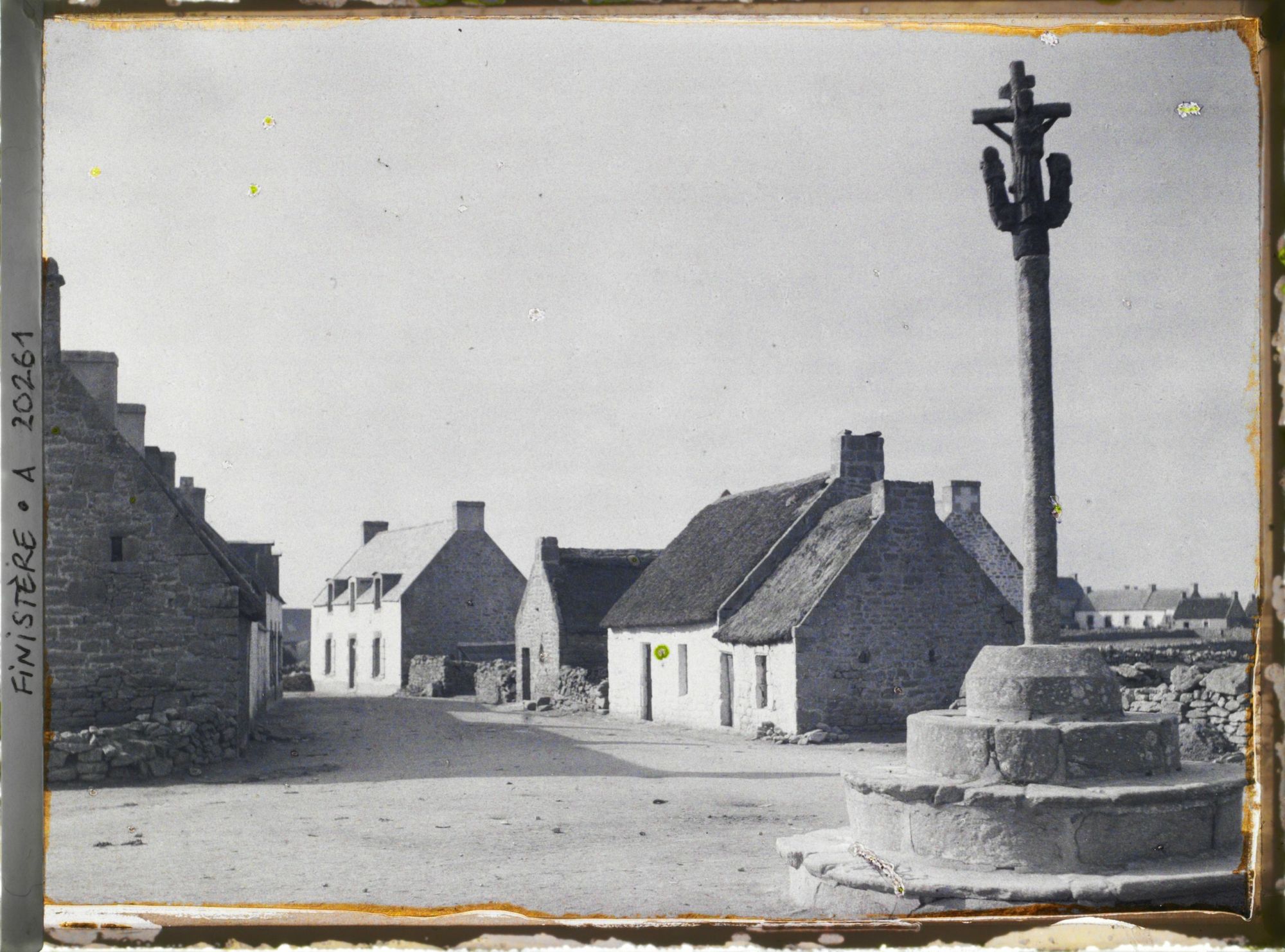 Image représentant Un calvaire au carrefour de chemins du village