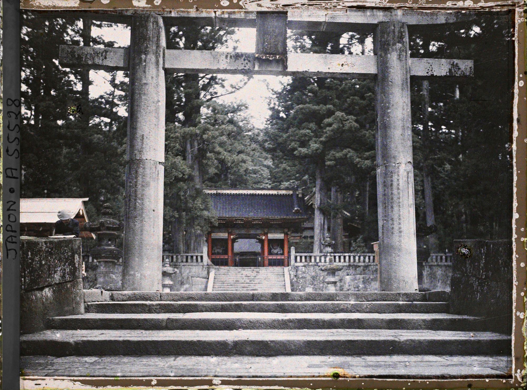 Image représentant Le grand torii de granite (Ichi-no-Torii) et la porte Omotemon, dite Niomon (porte des "Rois Deva") du sanctuaire Tôshôgû