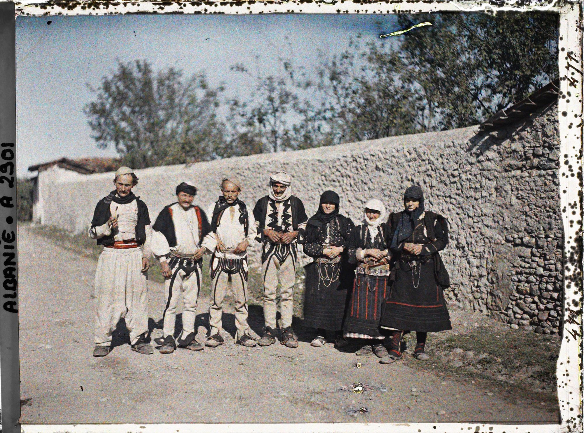 Image représentant Hommes et femmes mirdites catholiques de la région montagneuse du Dukagjin