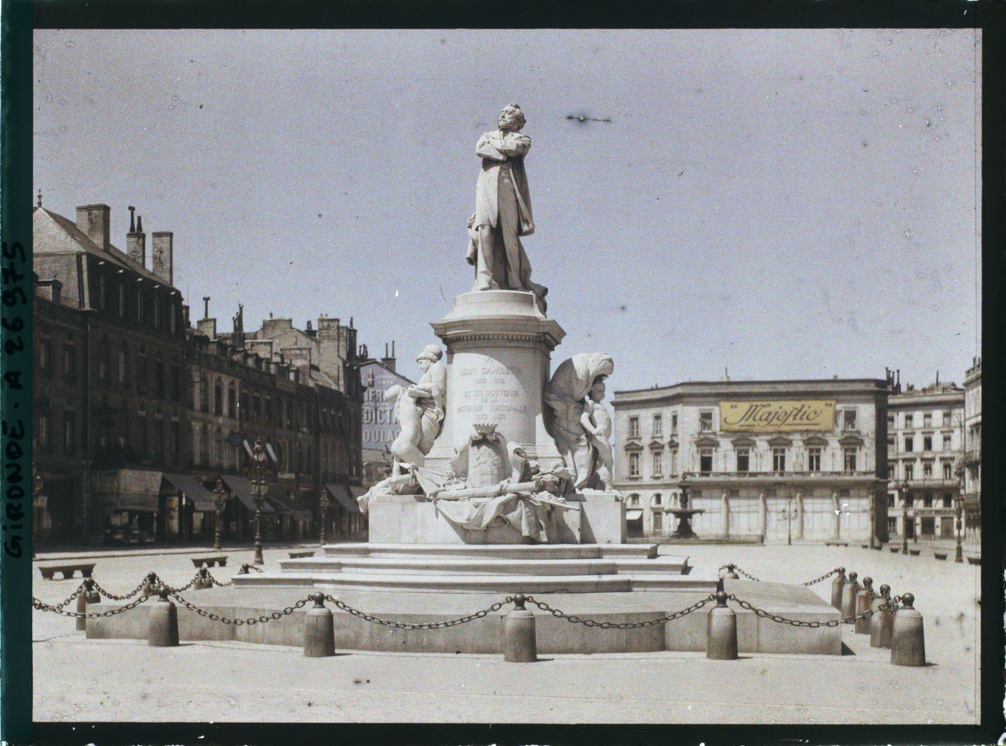Image représentant La statue de Léon Gambetta et les allées de Tourny
