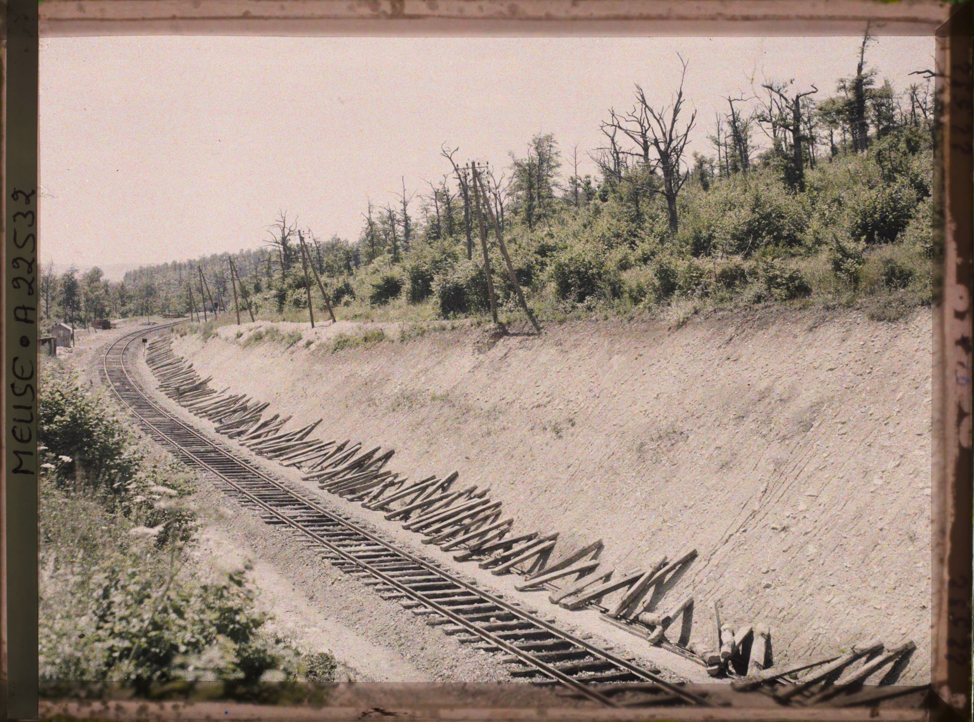 Image représentant France, Fort de Tavanne, La ligne avant son entrée Dans le Tunnel (entrée Sud)