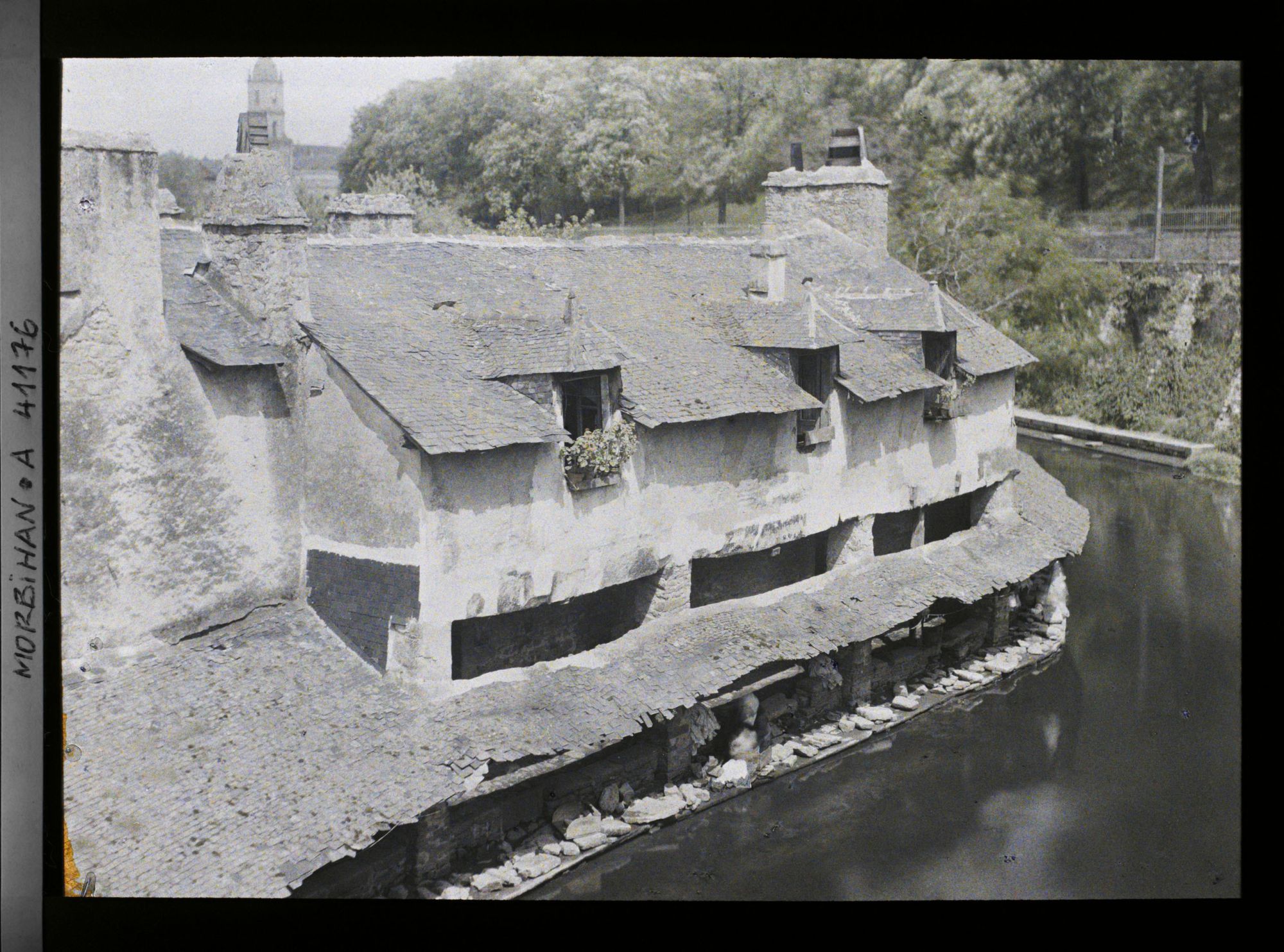 Image représentant Les lavoirs de la Garenne sur la Marle ; au loin, la flèche de l'église Saint-Patern