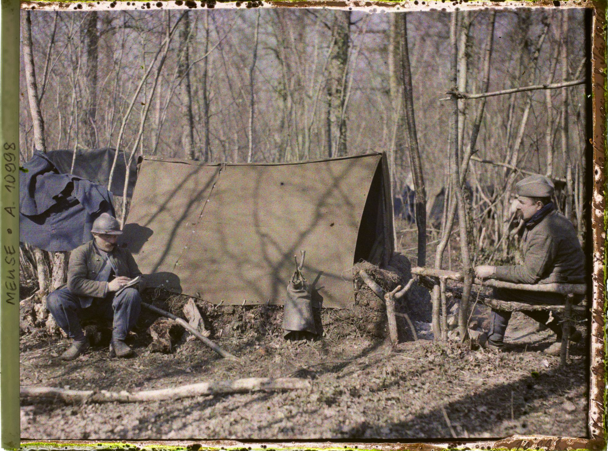 Image représentant France, près Verdun, Bois de Thieville, Scène de la vie de bivouac