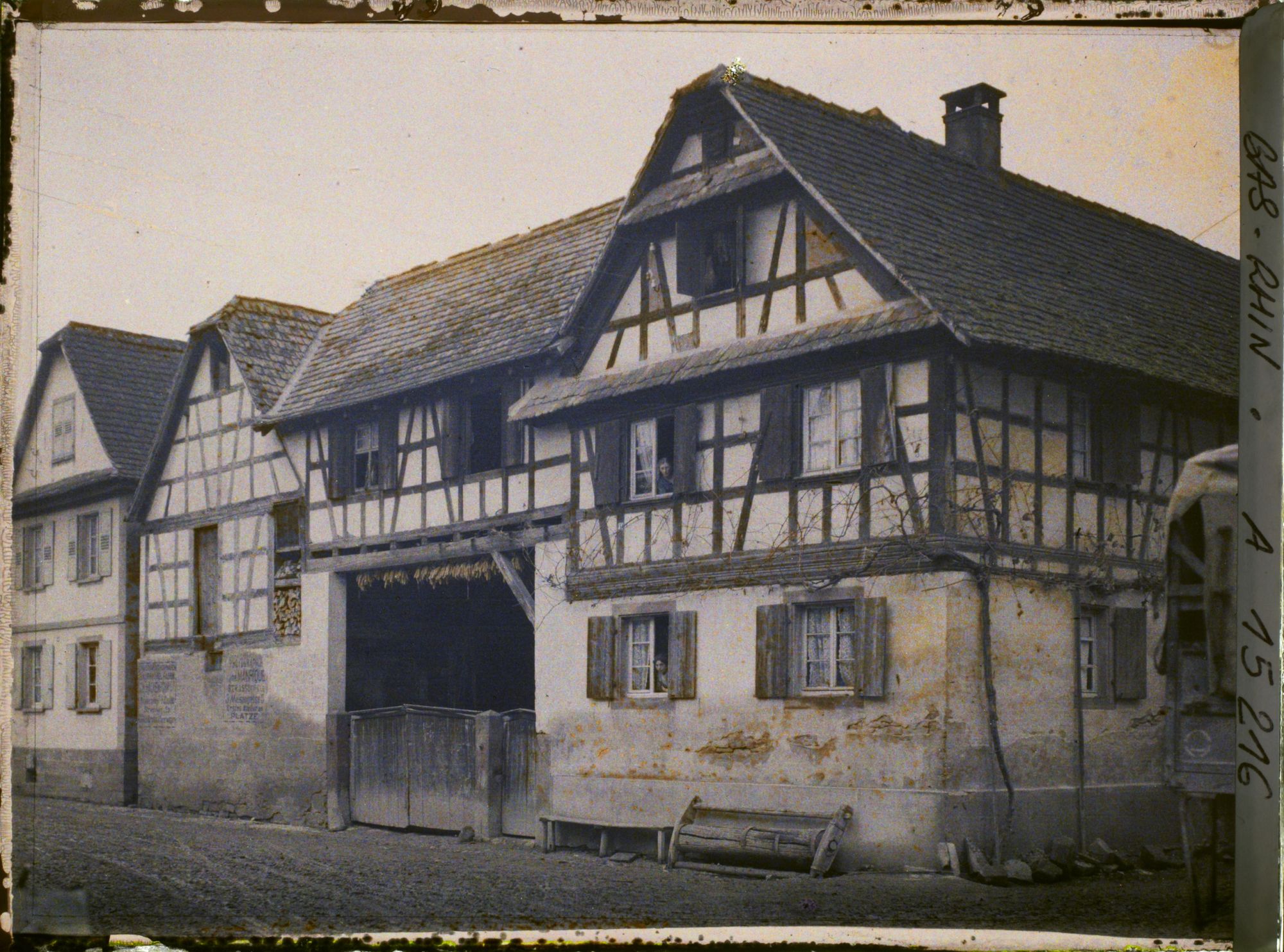 Image représentant France Alsace, Strasbourg, Enzheim : Une Maison à 2 ailes, avec un Corps Central