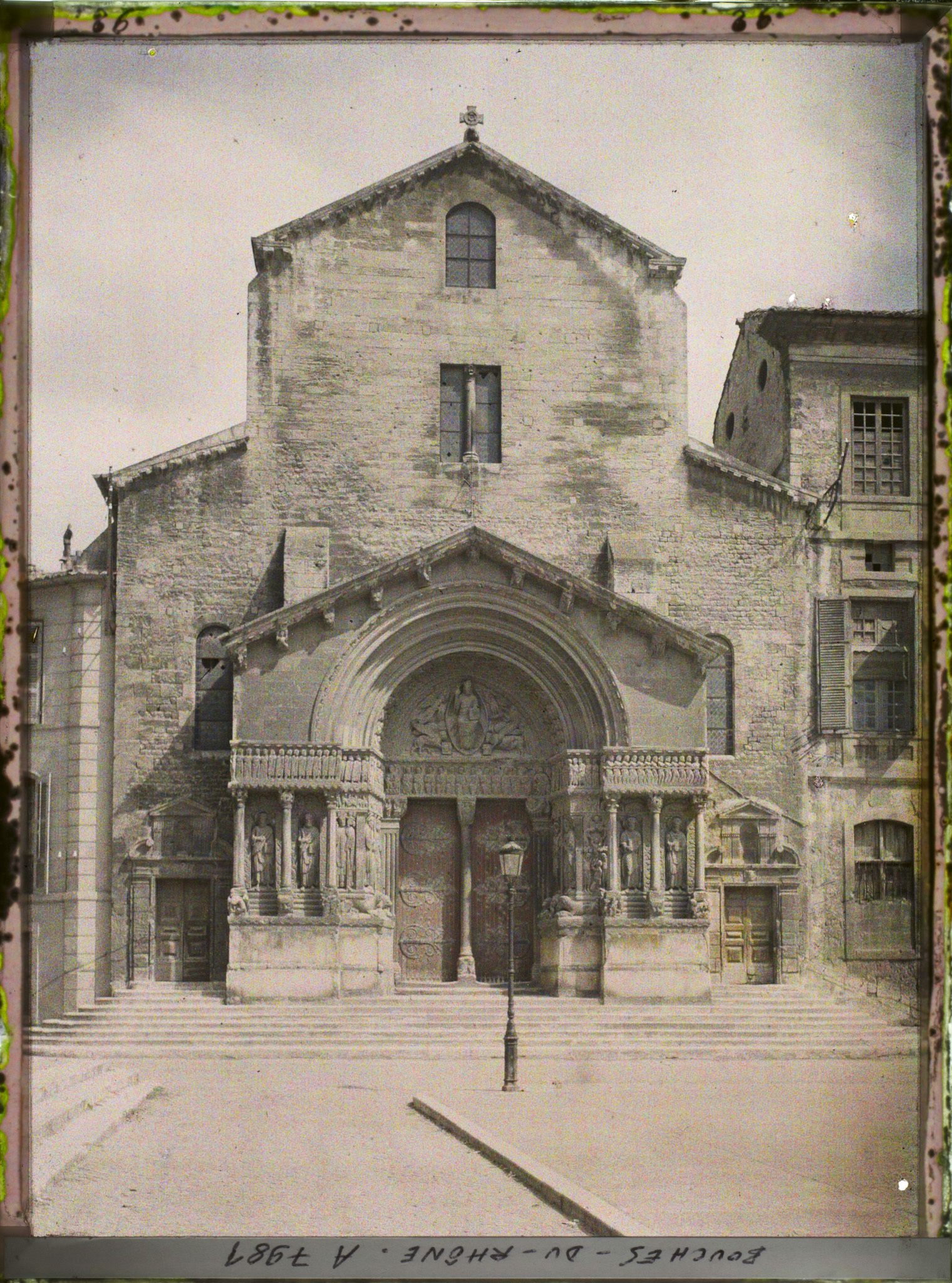 Image représentant La façade de l'église Saint-Trophime