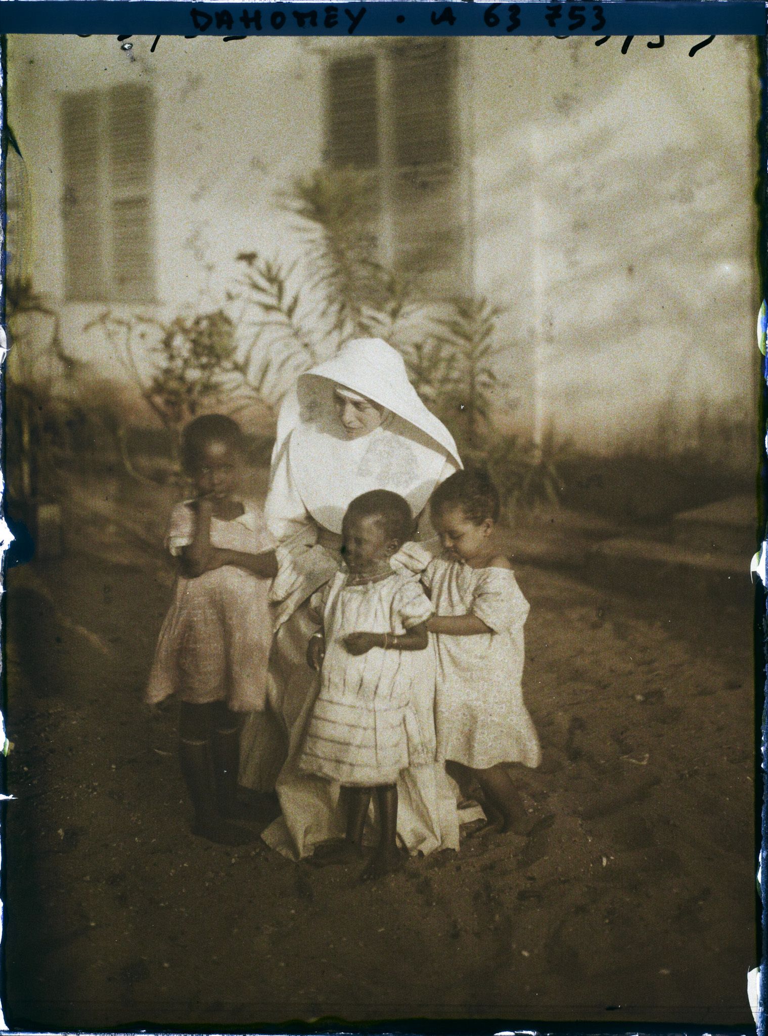 Image représentant La Mère supérieure de la mission catholique et trois petits enfants