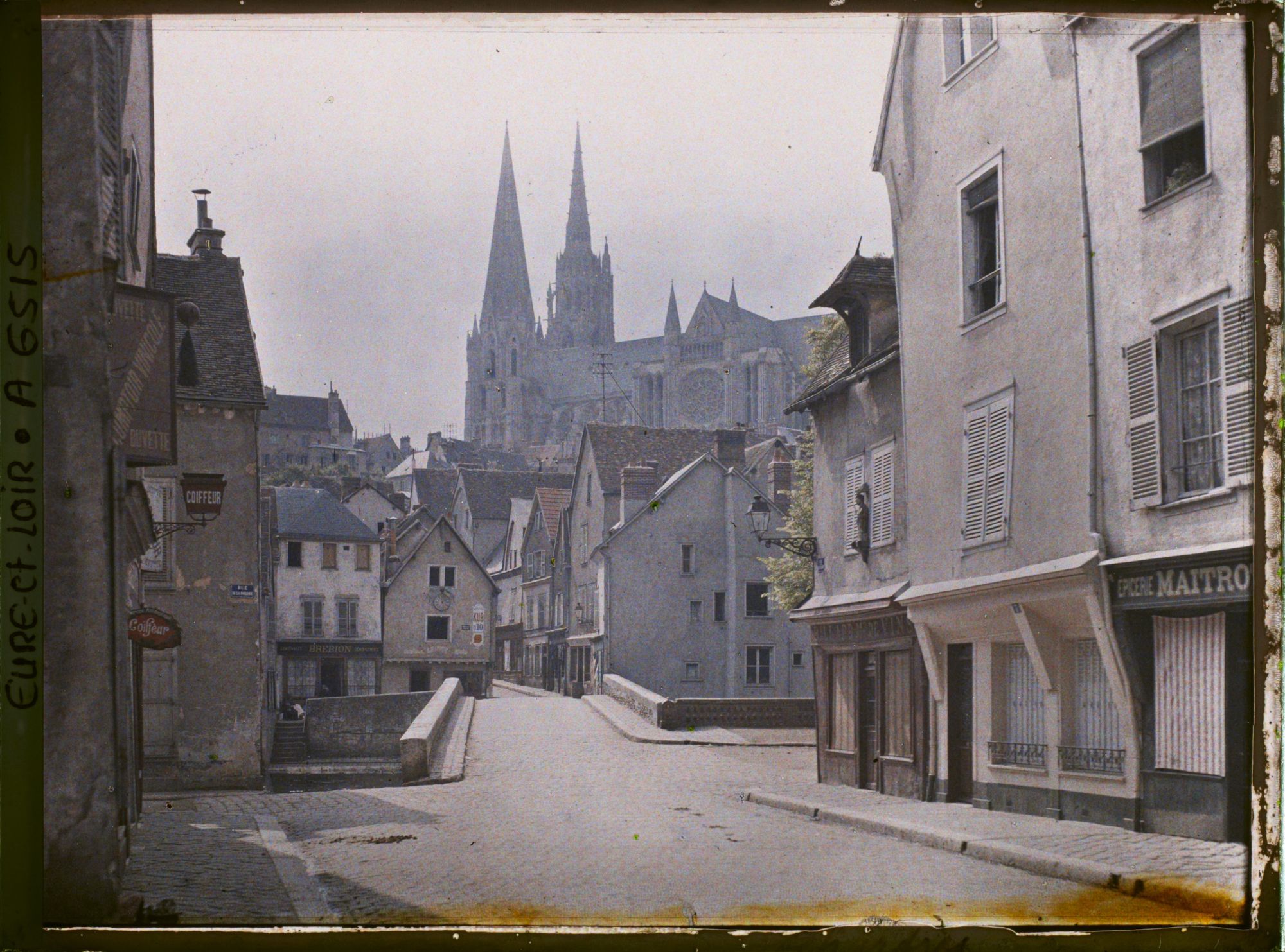 Image représentant La cathédrale vue depuis la rue de la Porte Guillaume, avec le pont Bouju au premier plan