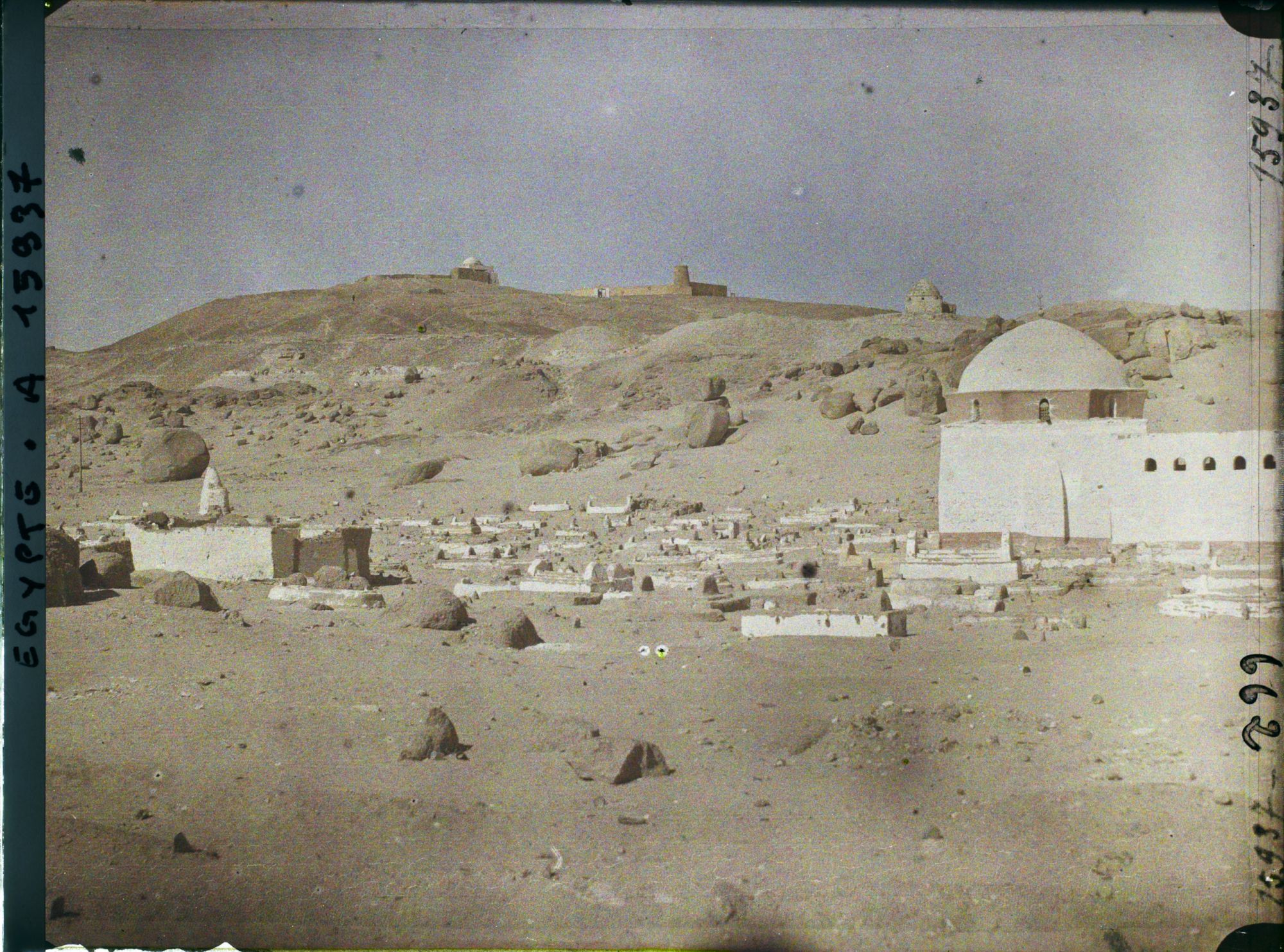 Image représentant Cimetière musulman aux abords de la ville
