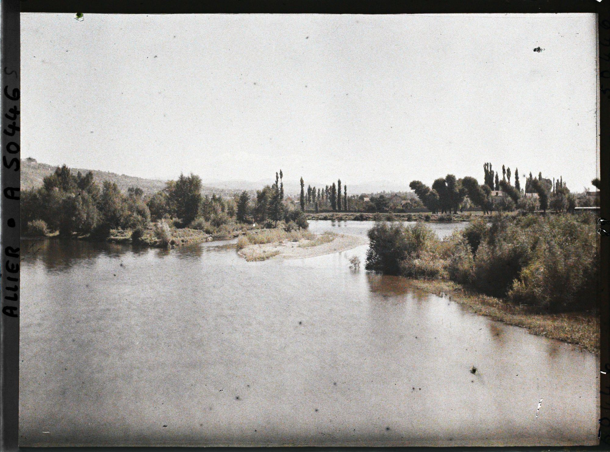 Image représentant L'Allier, vue prise du pont vers l'amont
