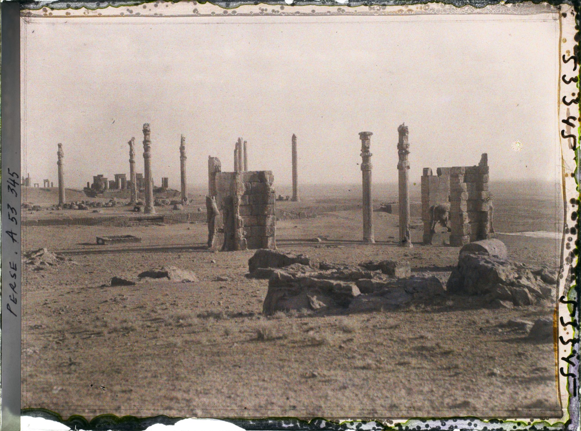 Image représentant Vue générale des ruines : la porte de Xerxès ou porte de toutes les Nations, l'Apadana puis le palais de Darius (hall d'audience et palais de Darius)