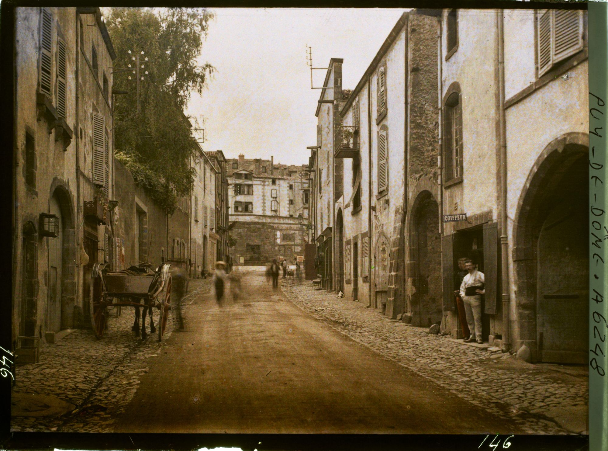 Image représentant La fontaine de Chazerat vue depuis le faubourg de Layat