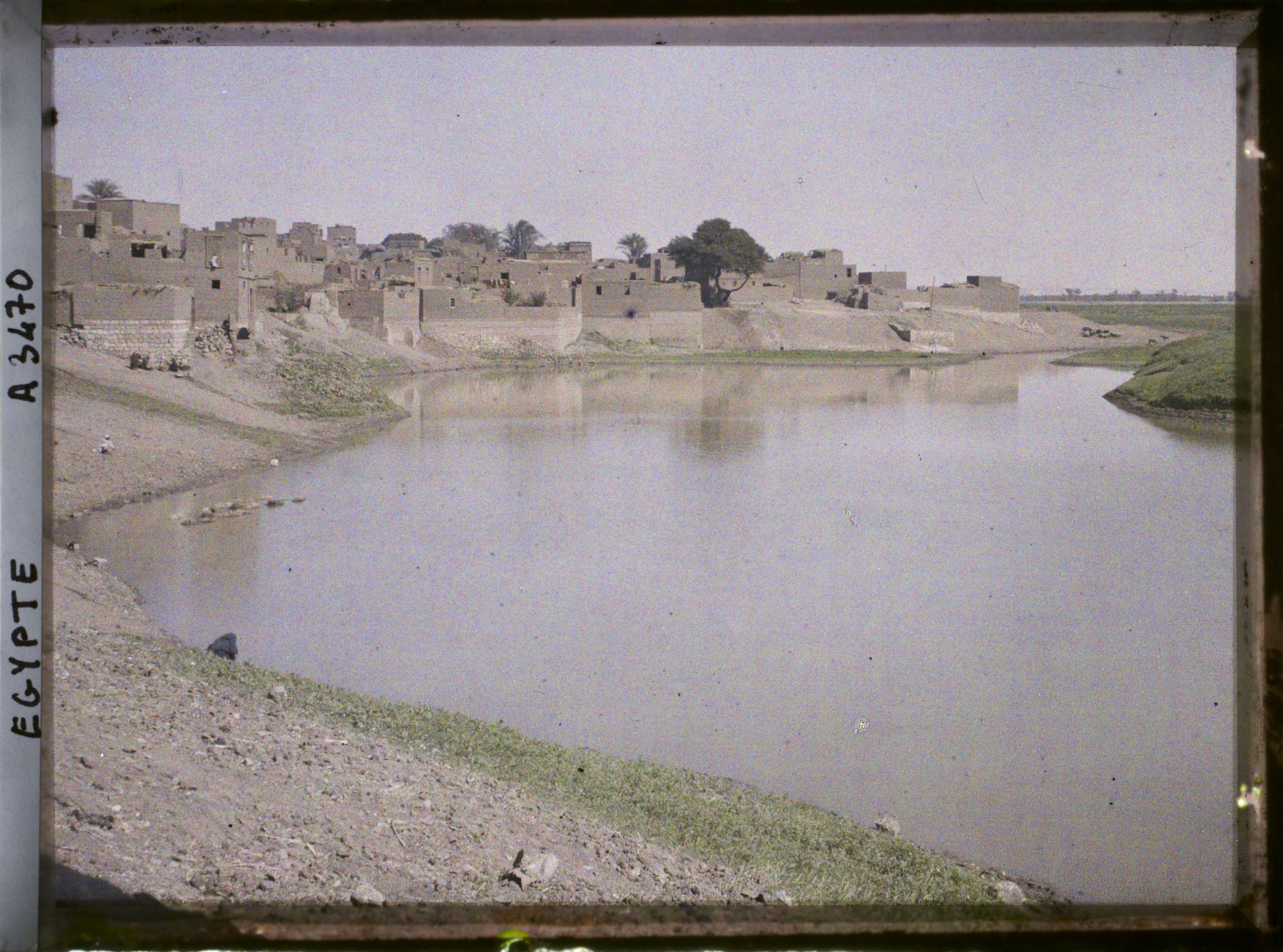 Image représentant Les bords du canal d'Ibrahimiya près du village