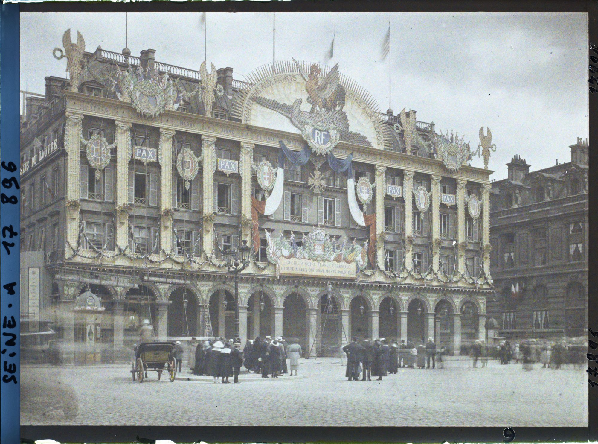 Image représentant Décorations sur les magasins du Louvre place du Palais-Royal pour les fêtes de la Victoire des 13 et 14 juillet 1919
