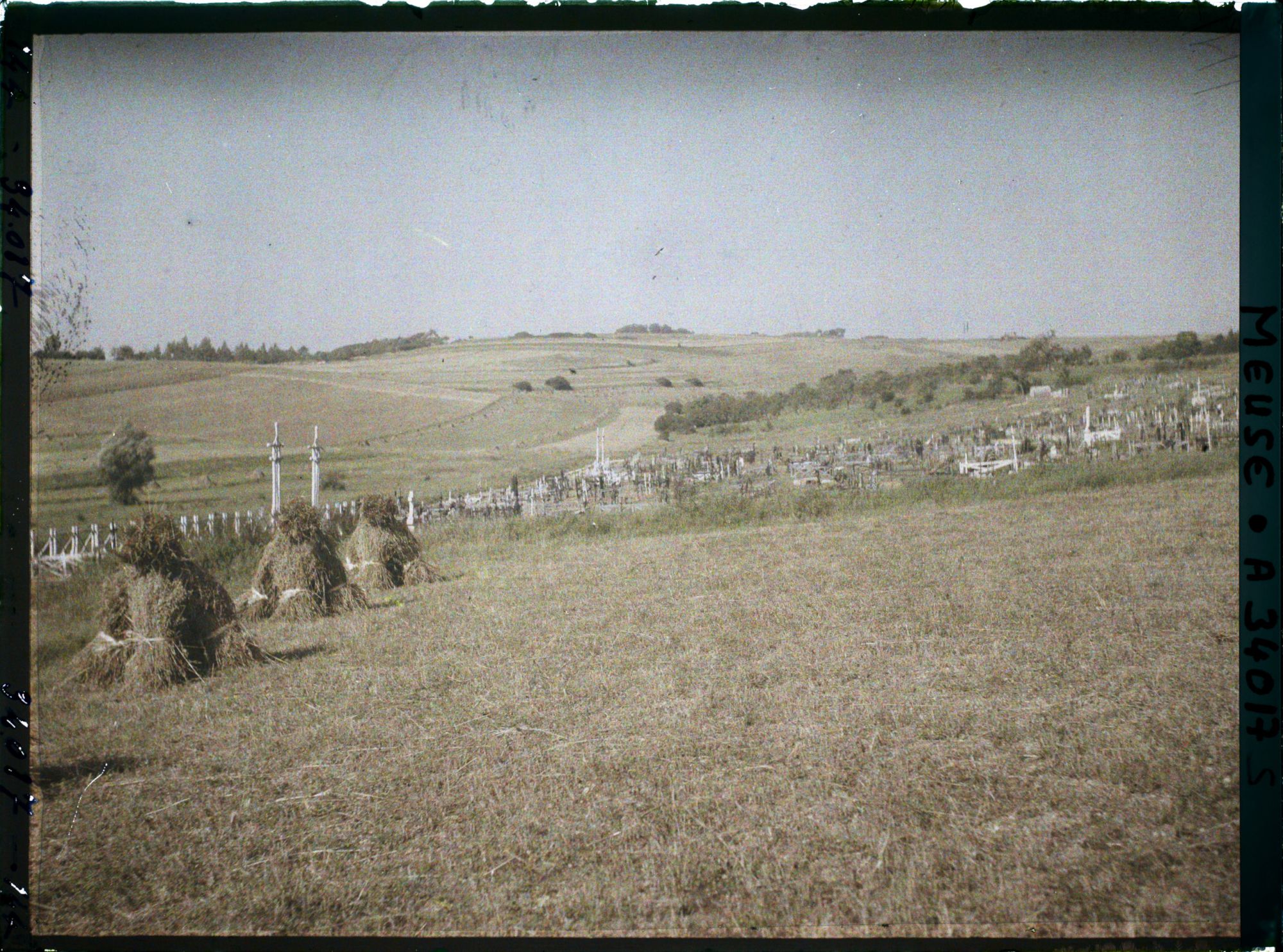Image représentant France, Glorieux, Le cimetière militaire, vue d'ensemble prise vers l'Ouest