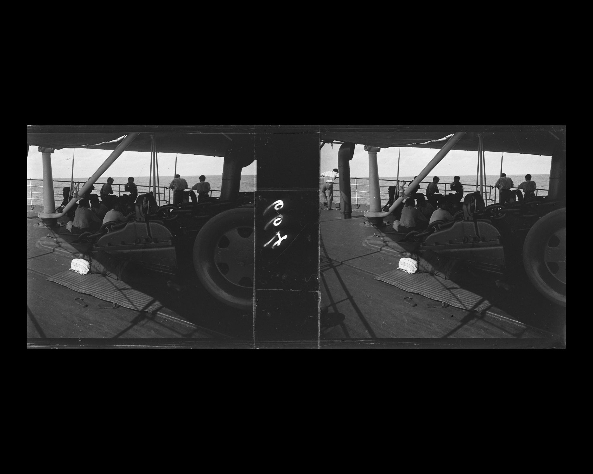 Image représentant Passagers ou membres d'équipages accoudés au bastingage, à l'avant du navire