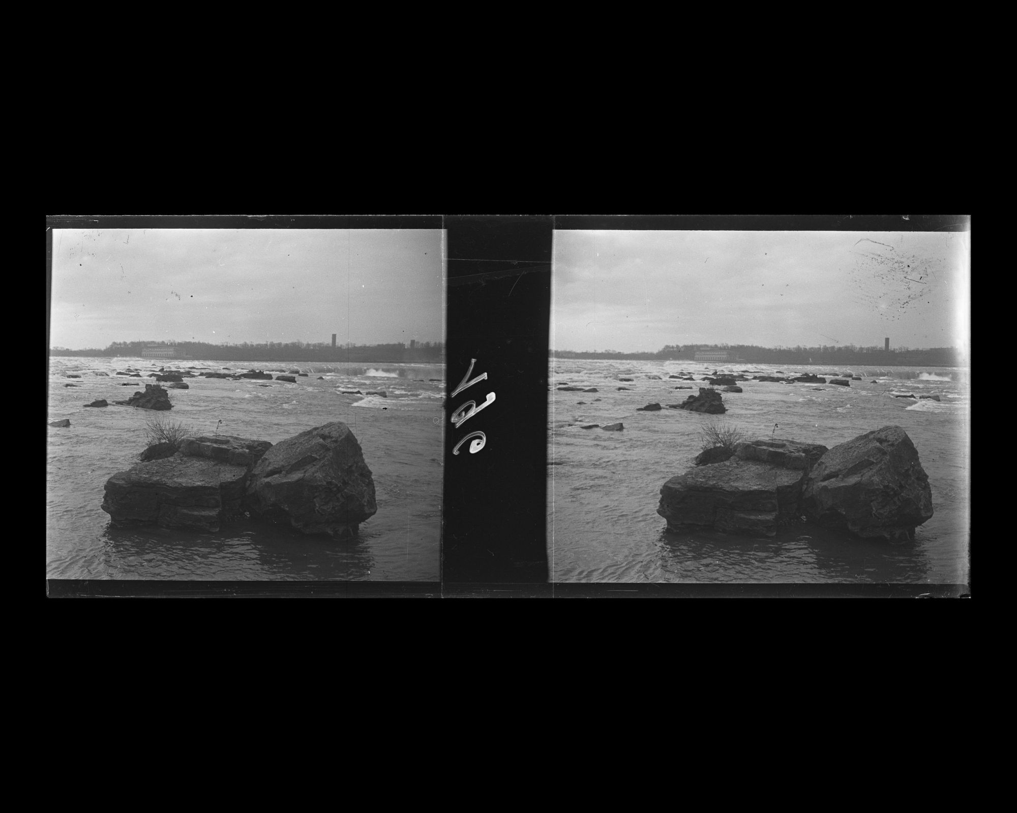 Image représentant Vue sur la partie supérieure de la chute du Fer à Cheval avec au fond, la rive canadienne