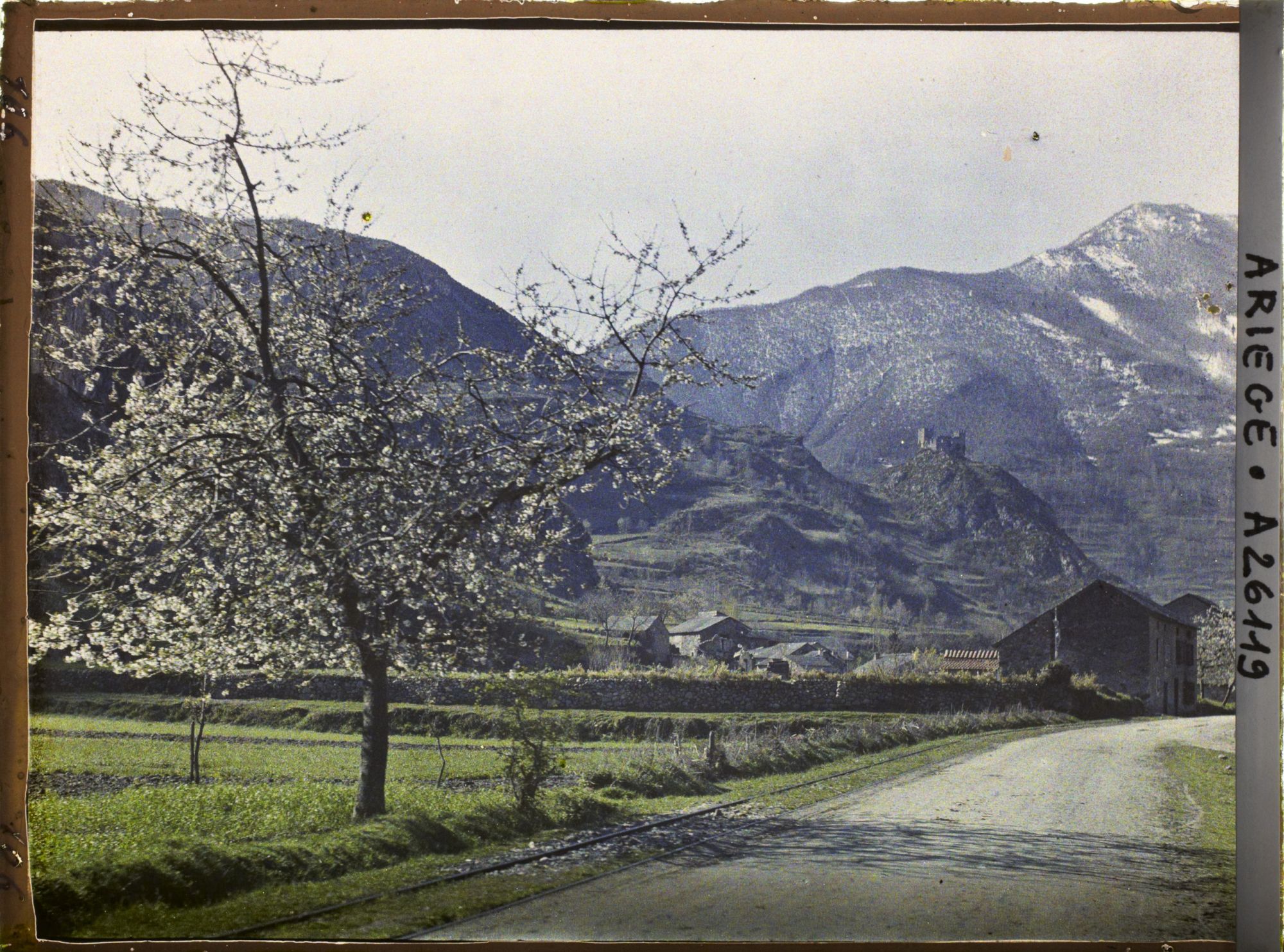 Image représentant Le vieux château de Miglos vu de la route en venant de Tarascon