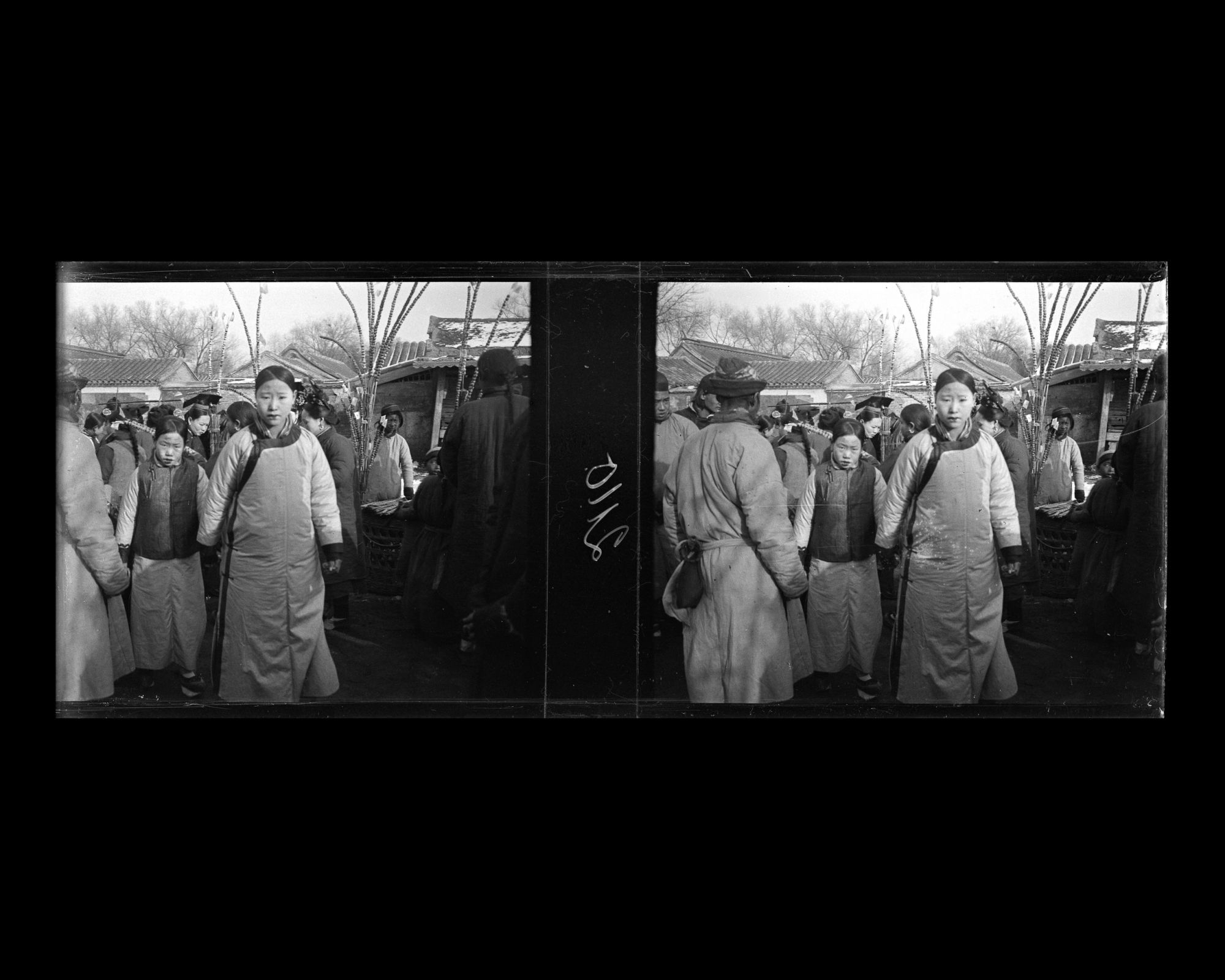 Image représentant Probablement à proximité de Xizhimen dajie ("avenue de la Porte Droite de l'Ouest"). Les visiteurs d'une foire monastique (miaohui)