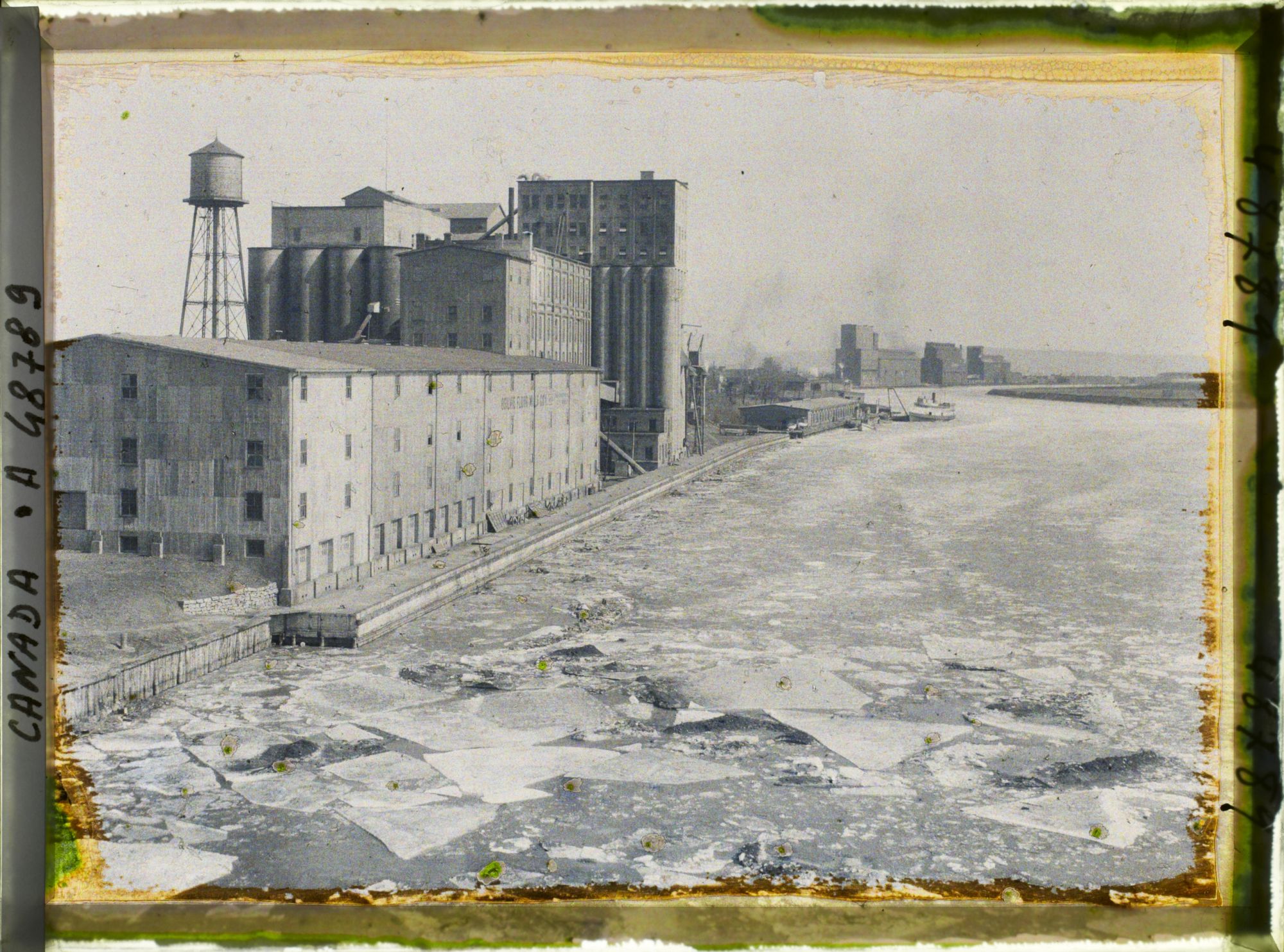 Image représentant Canada, Fort William, Une vue s/ le Port et les Elévateurs et Moulins