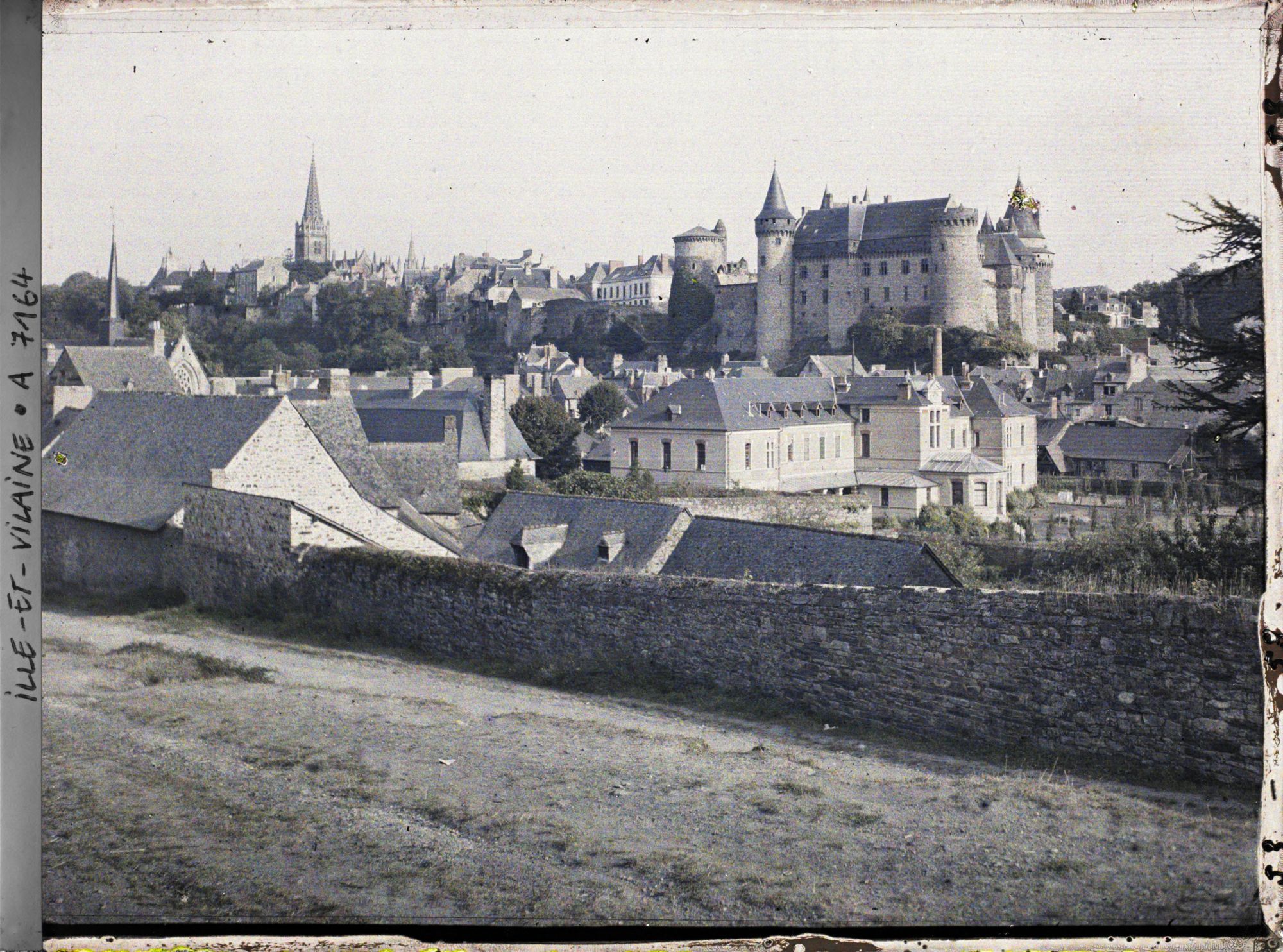 Image représentant Le château et à gauche l'église Notre-Dame, vue prise depuis la rive droite de la Vilaine