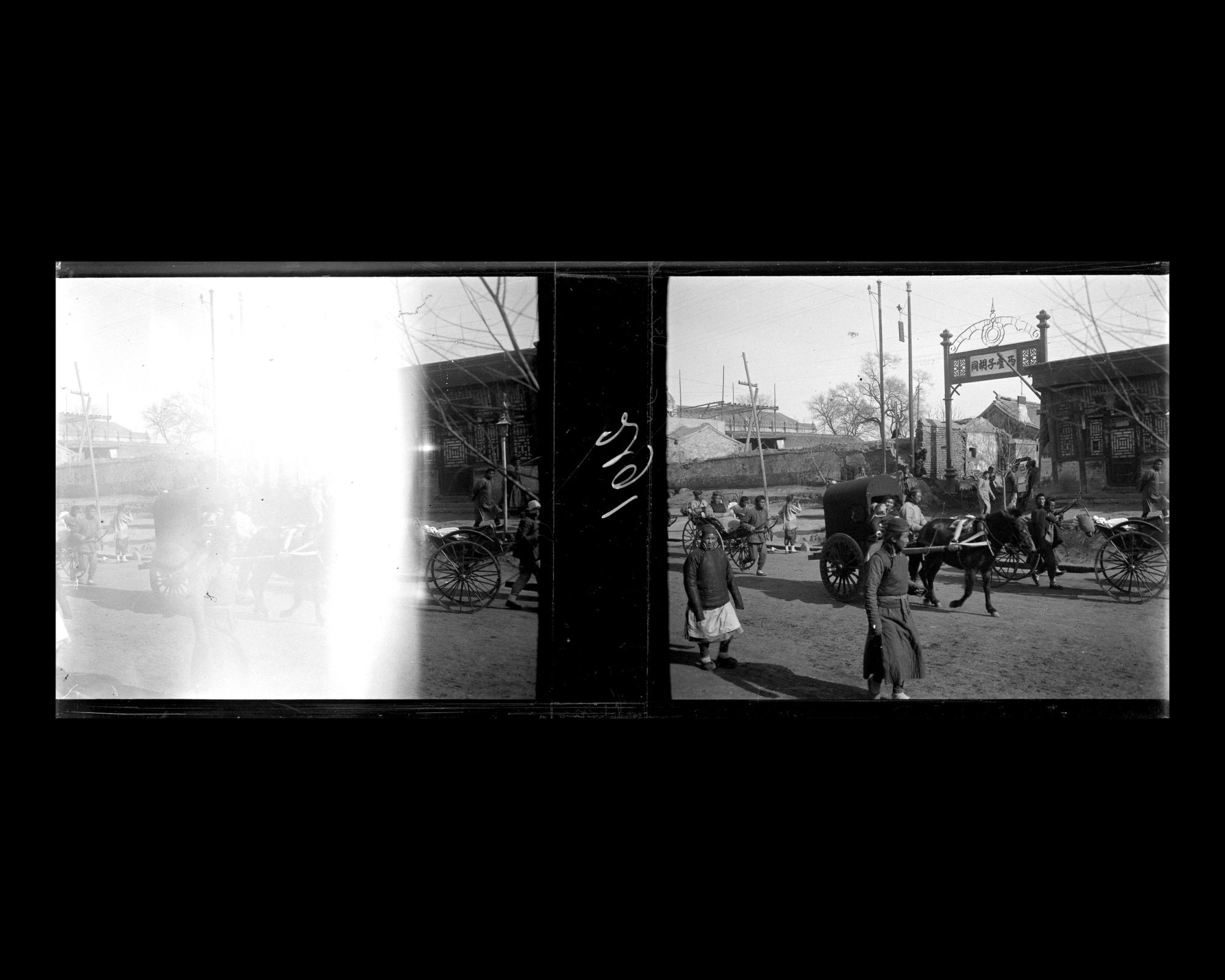 Image représentant Scène de rue sur Dingzijie ("rue en Forme de T"), appelée aussi Bamiancao (lieu-dit "l'Auge à Huit Faces")