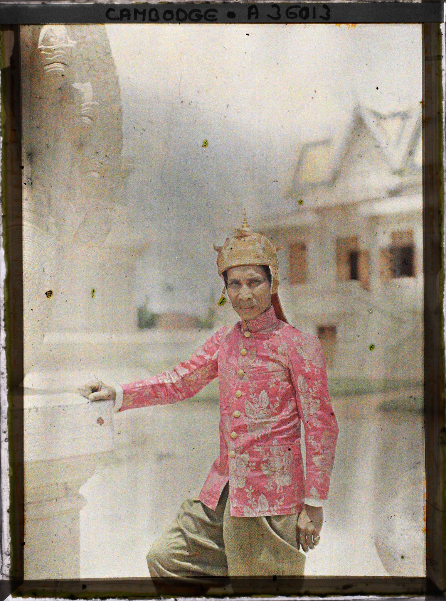 Image représentant Serviteur (de rang Khun ou Pheah) en tenue de cérémonie, au pied de l'escalier conduisant à la salle du trône
