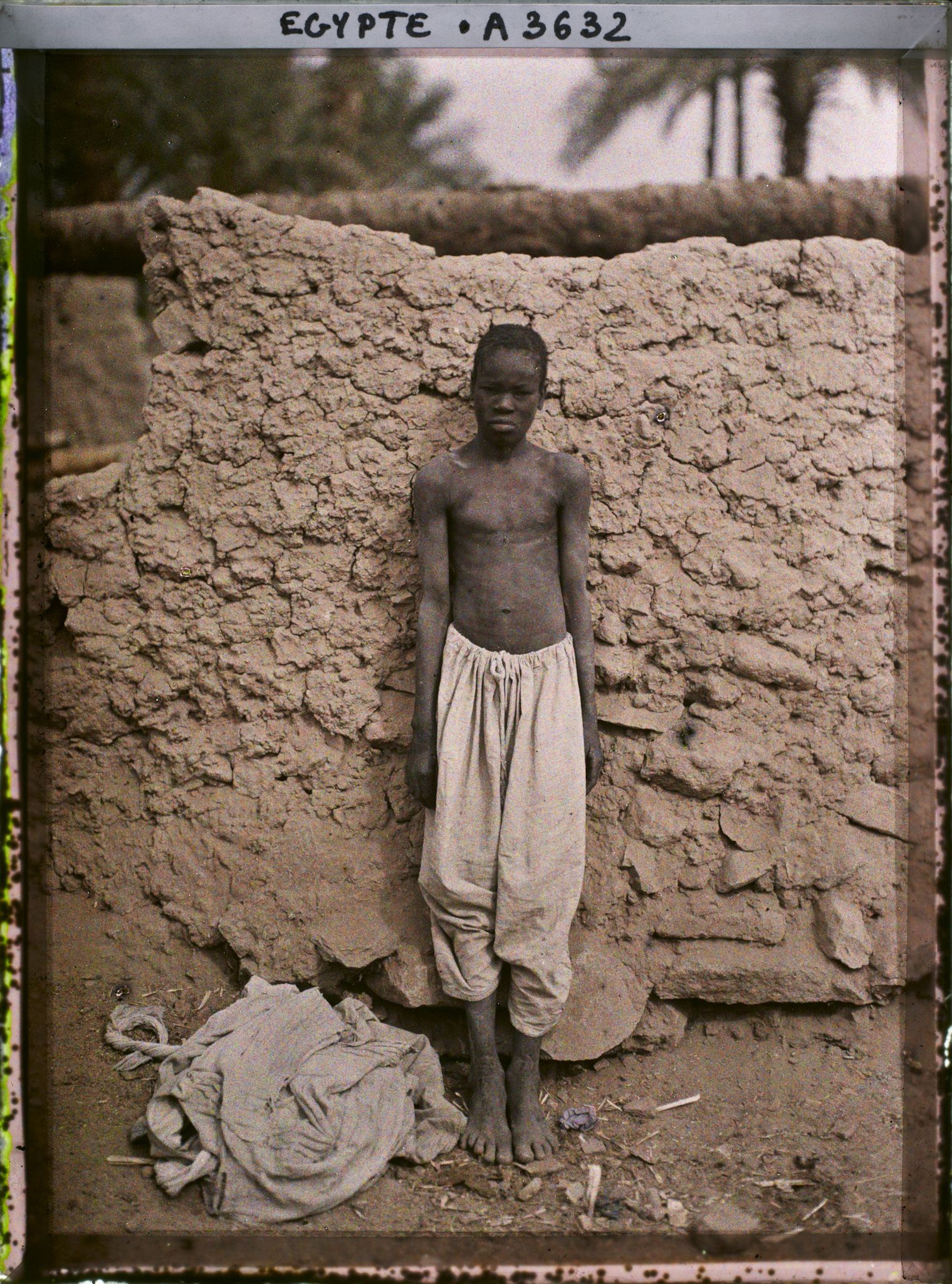 Image représentant Un jeune soudanais pose pour l'opérateur