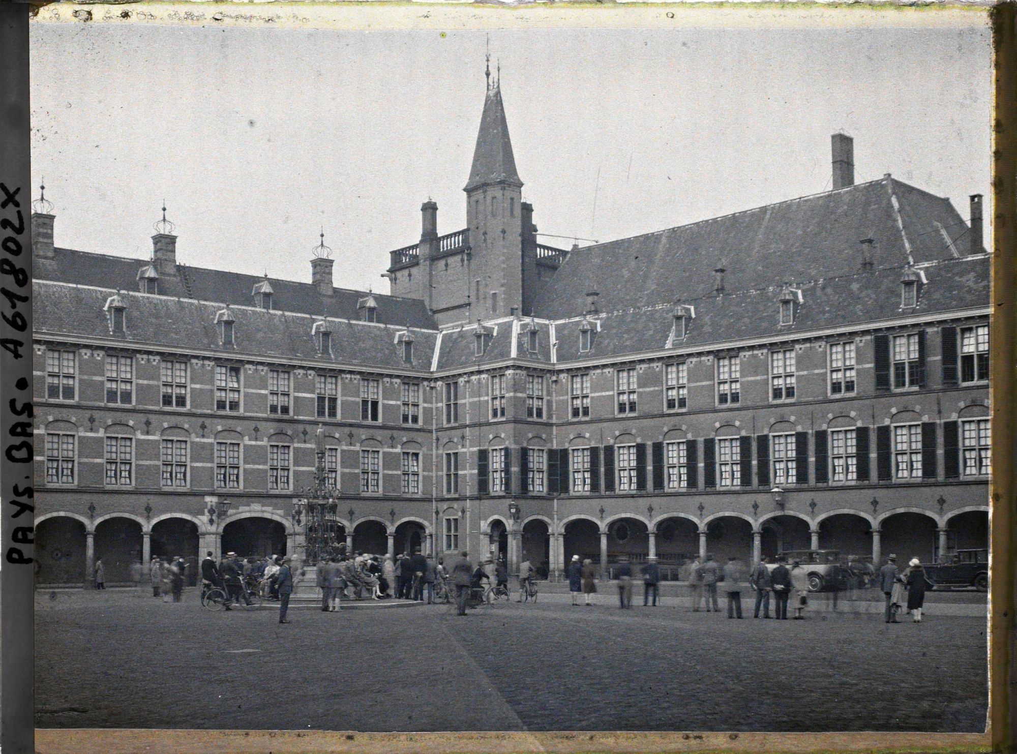 Image représentant La cour du Binnenhof avec les bâtiments abritant la conférence de la Paix