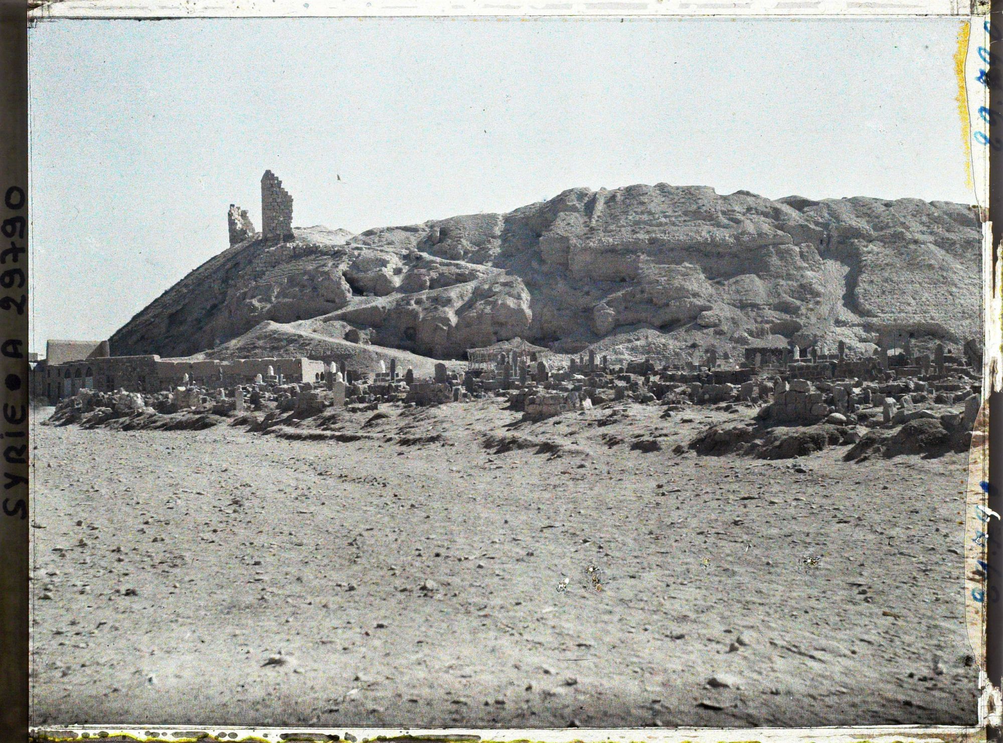 Image représentant Les cimetières musulmans au pied des ruines de la citadelle