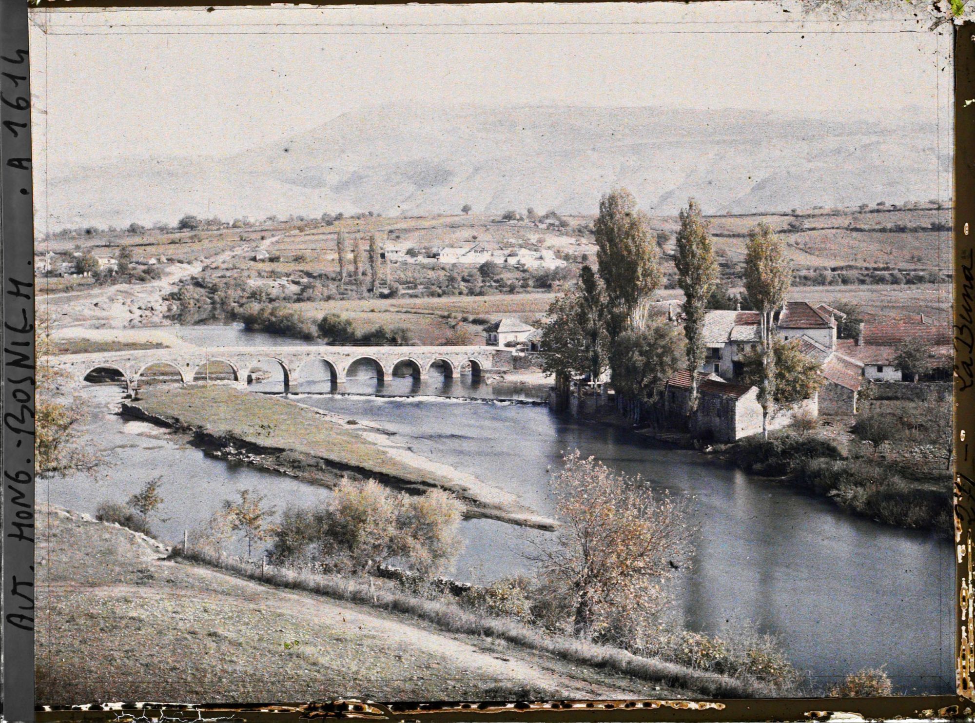 Image représentant Vue prise du minaret de la Mosquée de Buna: le vieux pont et la Buna