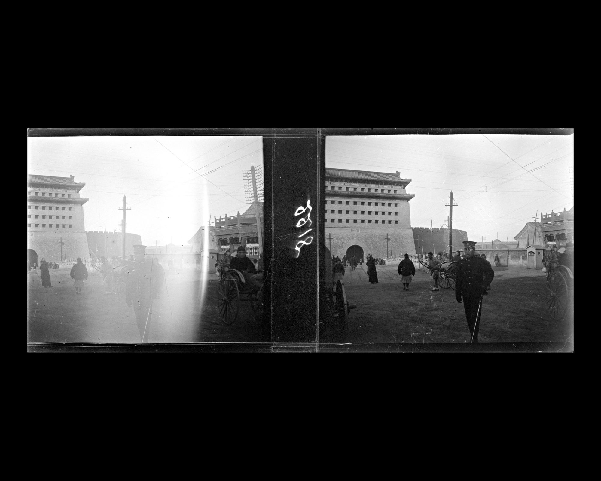 Image représentant Scène de rue sur Zhengyangmen dajie ("avenue de la Porte Face au Midi"). à proximité de Zhengyangqiao ("pont Face au Midi") au delà duquel est édifié la tour de flèches (jianlou) de Zhengyangmen ("porte Face au Midi") ou Qianmen ("porte Antérieure")